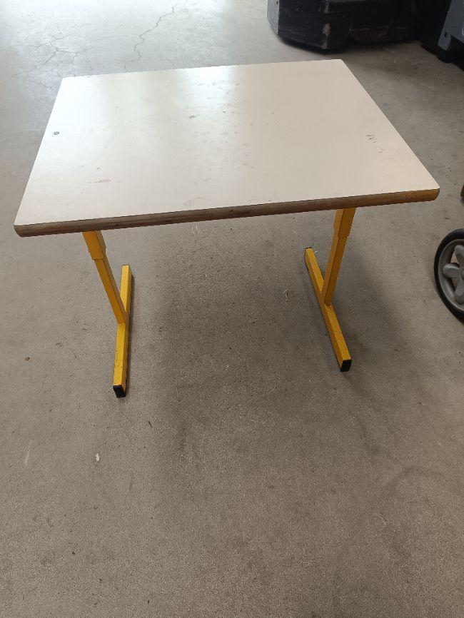 Table scolaire bureau réglable jaune 60 x 50 cm Bon état -  reconditionné disponible sur Label Emmaüs