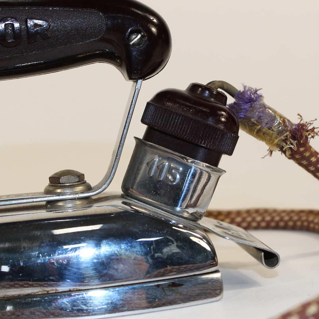 Ancien fer à repasser électrique de voyage État correct - Vue 3 - 