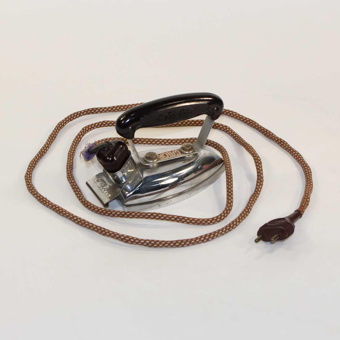 Ancien fer à repasser électrique de voyage État correct -  reconditionné disponible sur Label Emmaüs