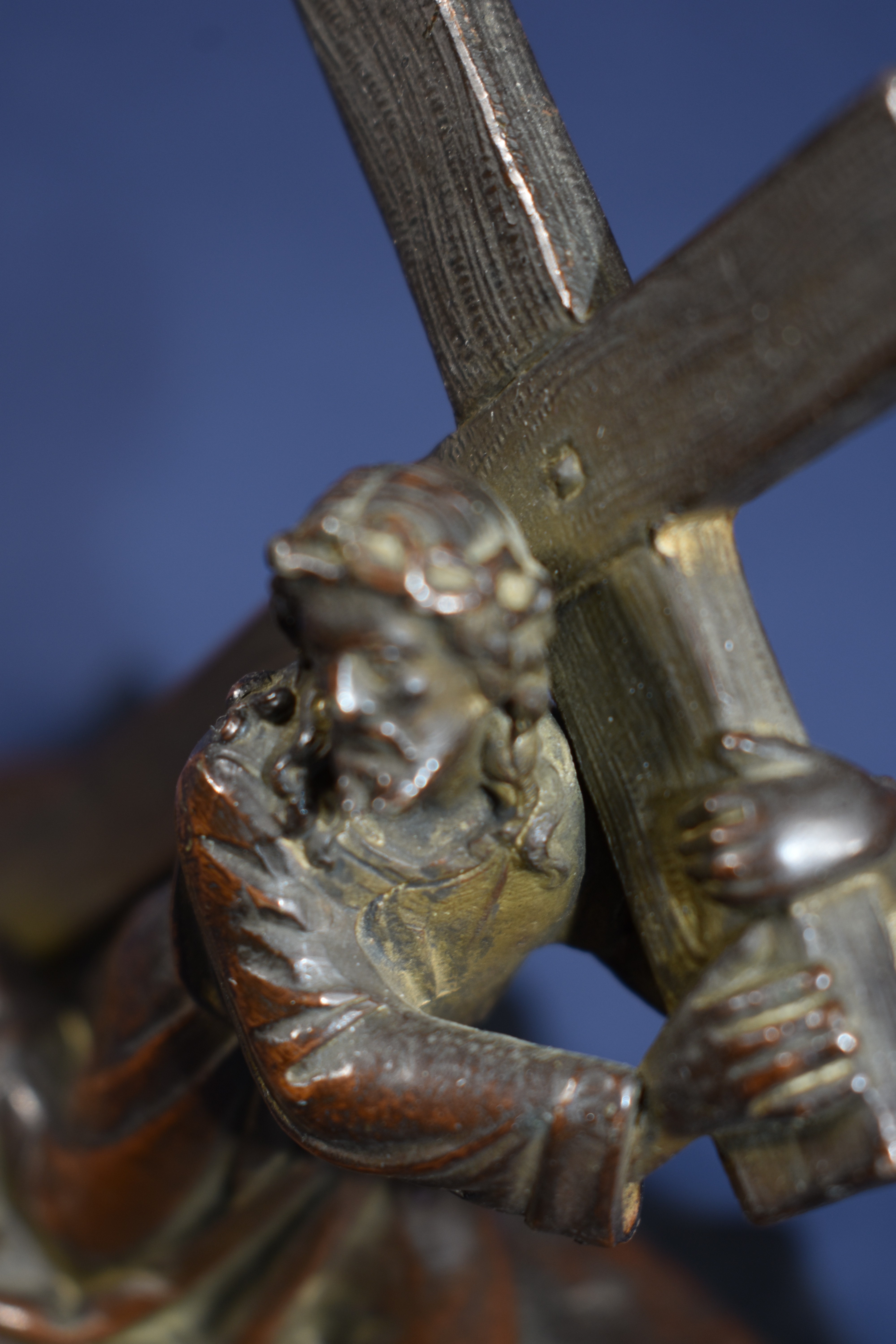 Statuette du Christ portant sa croix ( bronze sur marbre ), longueur 12.5, largeur 8.5 et hauteur 10 cm. - Photo 1