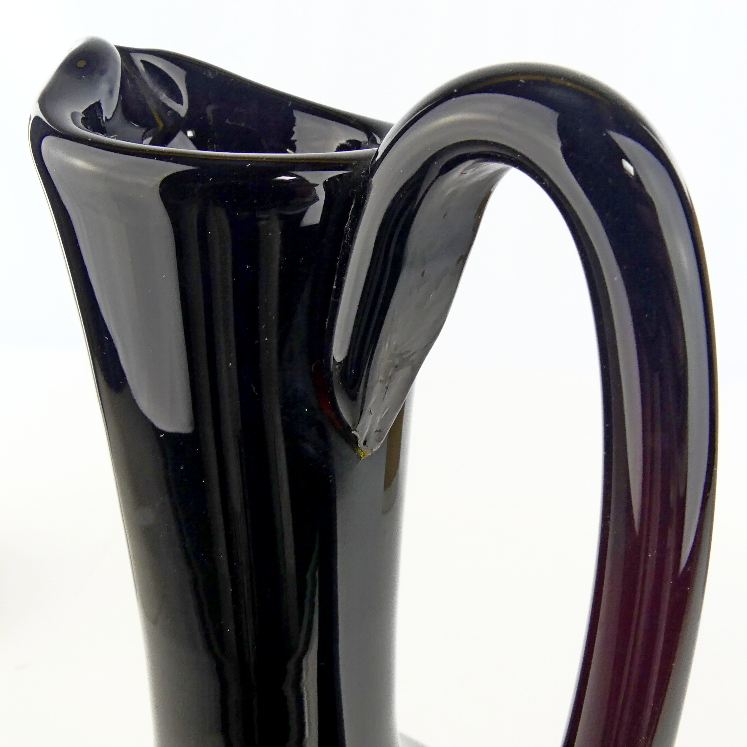 Vase aiguière en verre soufllé bordeau foncé Bon état - Vue 9 - 