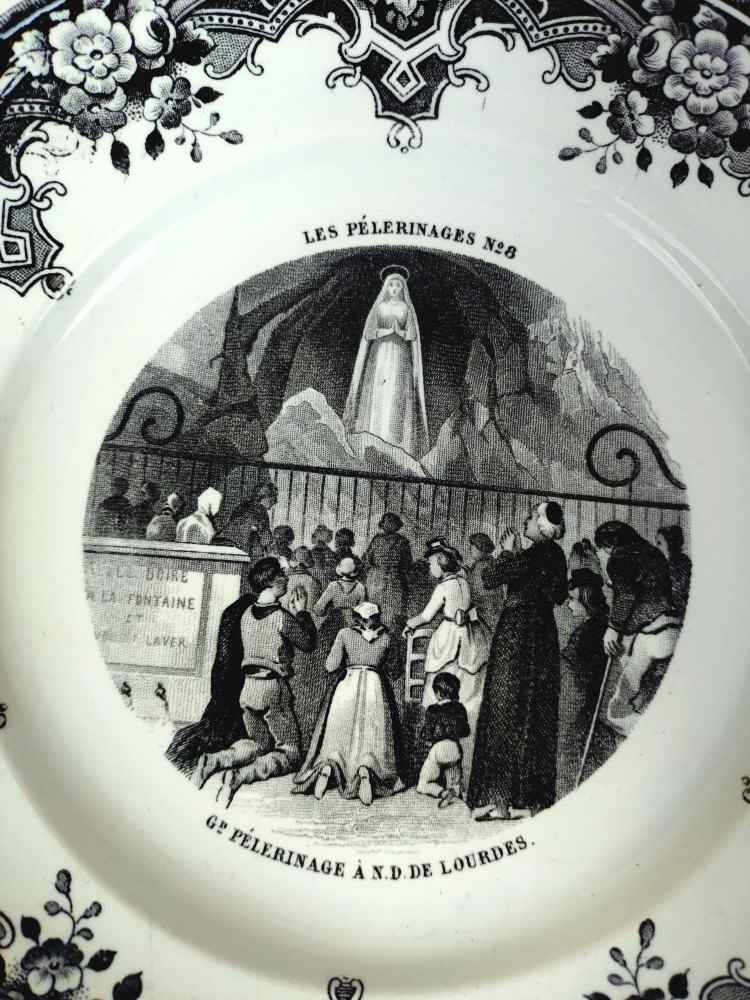 Voir photo 4 de 8 assiettes anciennes, à dessert, des Pèlerinages " Creil et Montereau", en faïence. 8 assiettes anciennes, à dessert, des Pèlerinages " Creil et Montereau", en faïence. Bon état - Vue 4 -