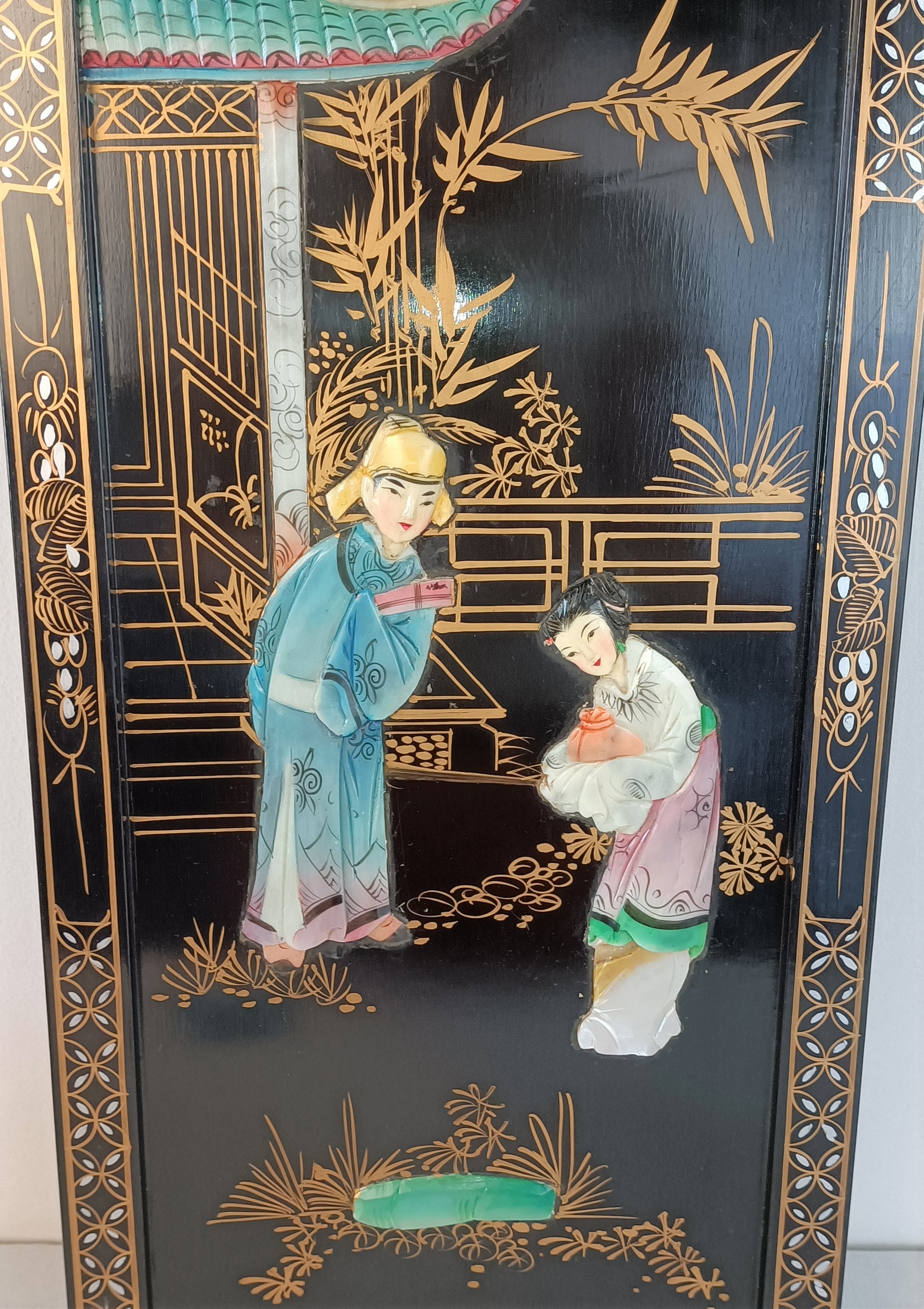 Paire de plaques en bois incrustés de nacre, Indochine ver