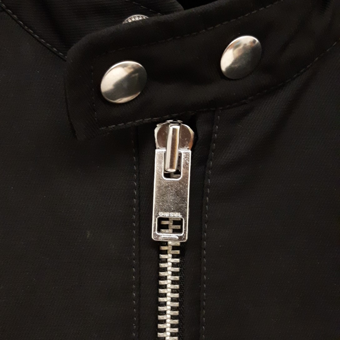 Blouson noir Diesel zippé avec écussons au bras - Photo 5