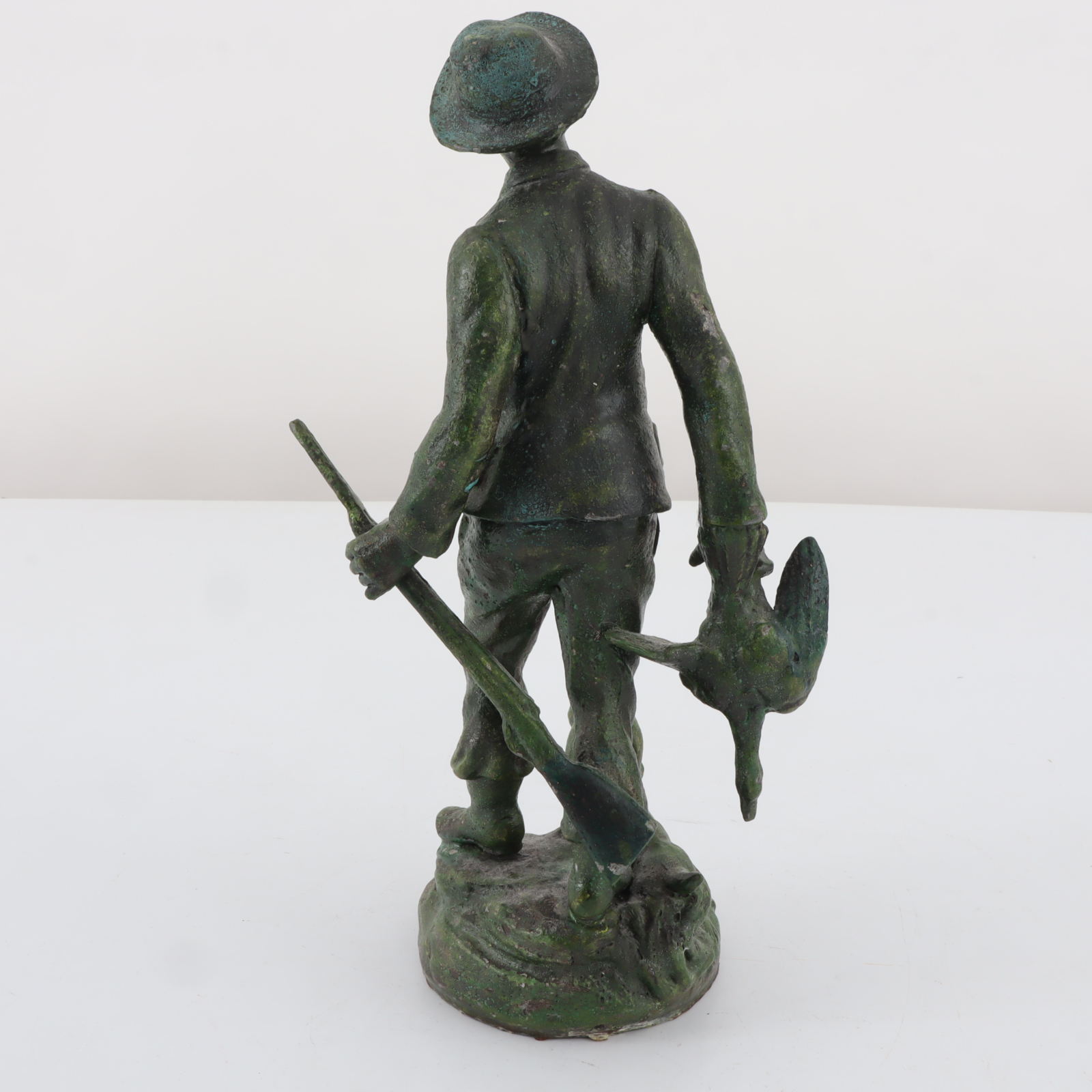 Statuette d'un chasseur avec son chien - Photo 1