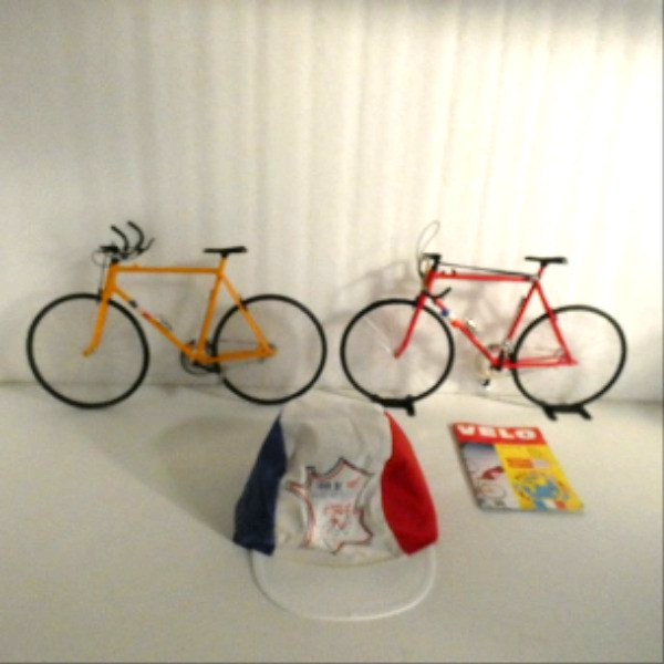2 Mini-vélos rouge et orange Boule Or et casquette Tour de France  -  reconditionné disponible sur Label Emmaüs