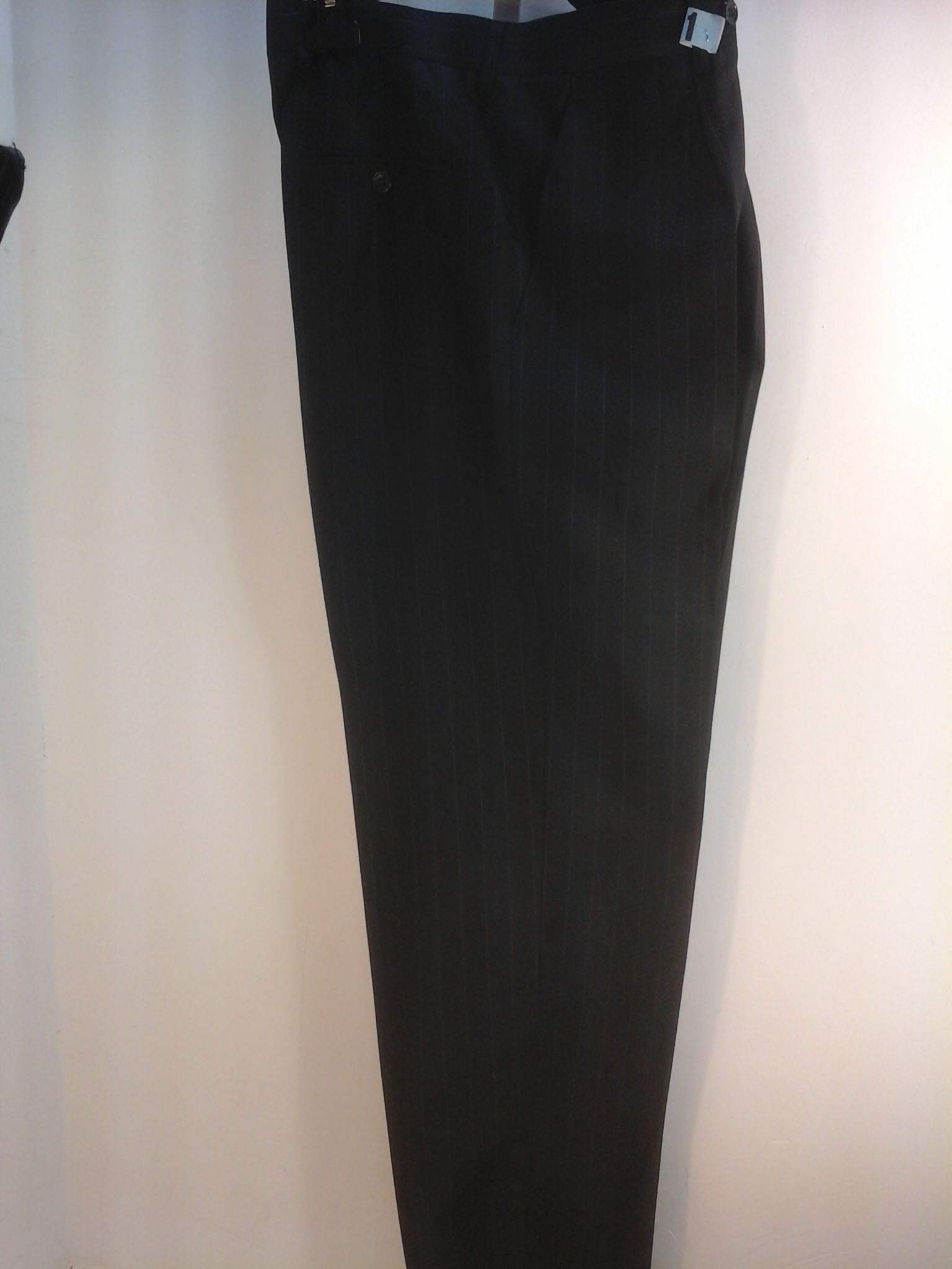 Voir photo 4 de Costume noir homme(veste+pantalon) ,Mac Douglas collection super 100's. Matière 59 % Laine,40 % Polyester,1% Elasthanne,Doublure 100% viscose,Etat neuf Costume noir homme(veste+pantalon) ,Mac Douglas collection super 100's. Matière 59 % Laine,40 % Polyester,1% Elasthanne,Doublure 100% viscose,Etat neuf Très bon état - Vue 4 -