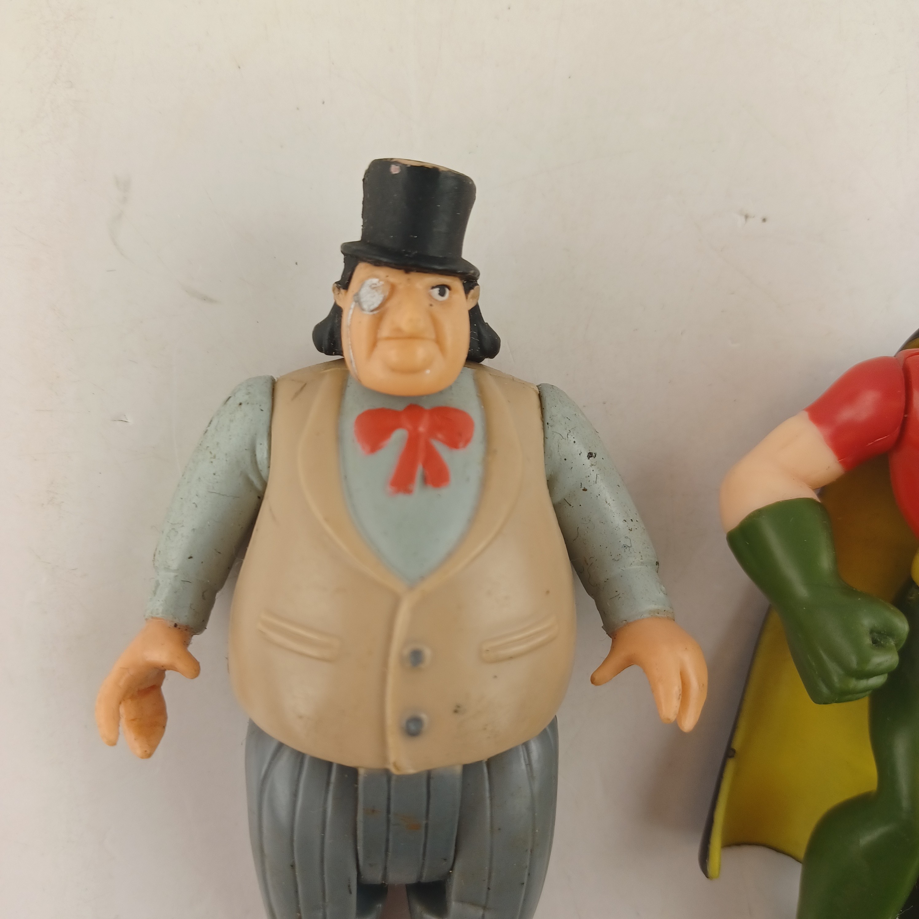 Lot de deux figurines de résine Batman, Robin s15 de 10 cm et le Pingouin Kenner de 1993 de DC Comics Très bon état - Vue 2 - 