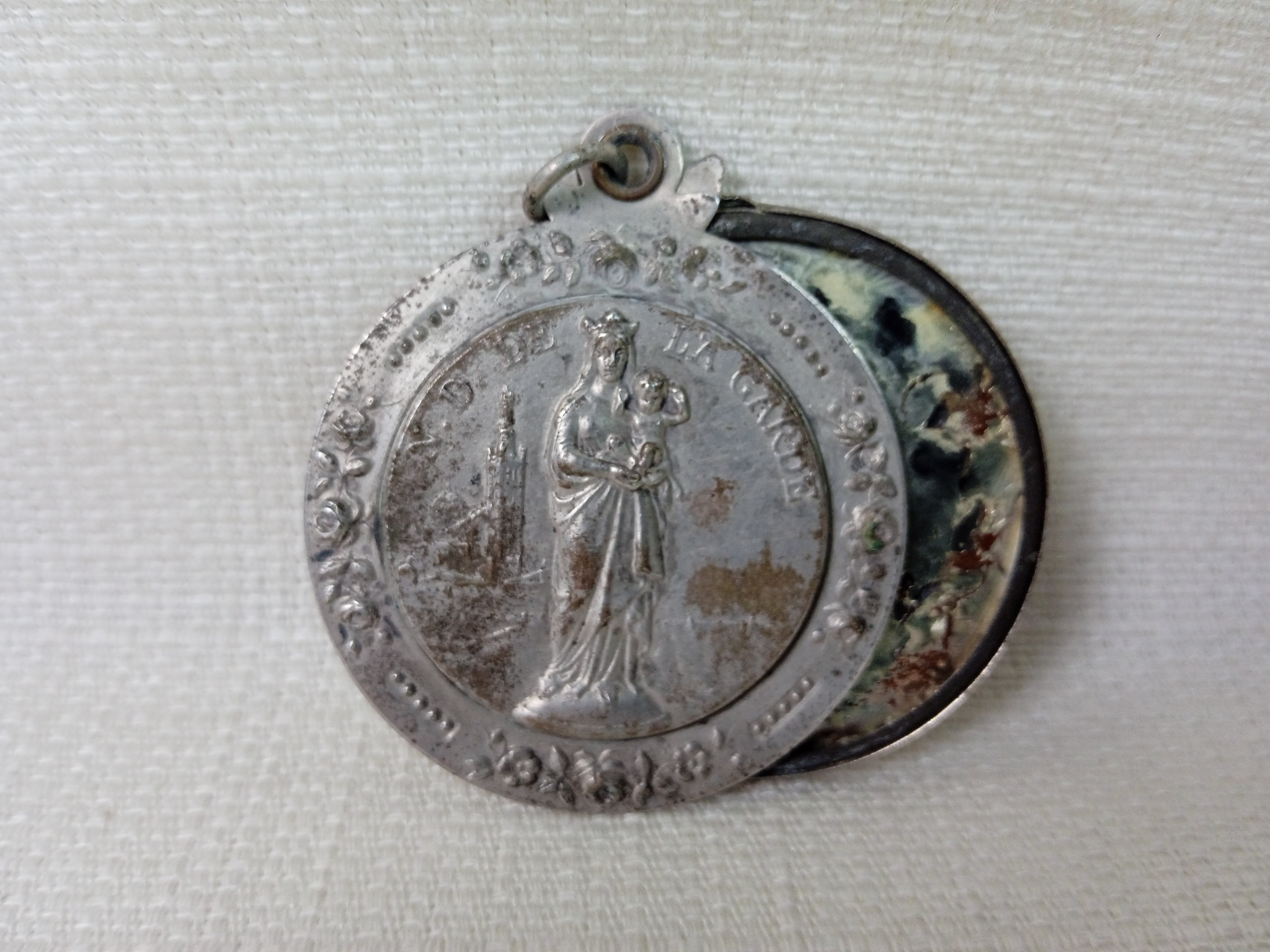 Lot de 12 médaillons religieux dont 2 croix - Photo 7