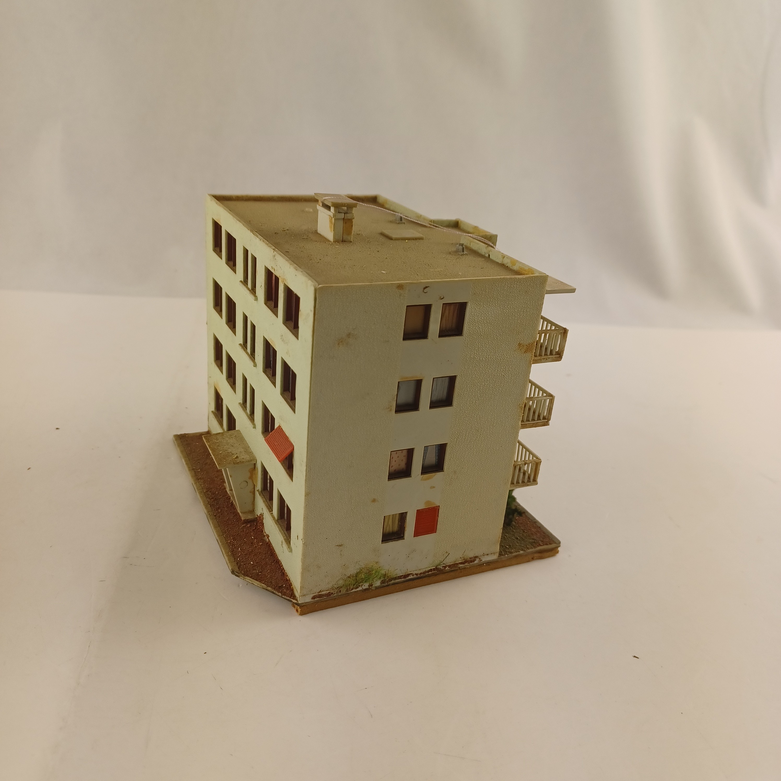 Maquette de modélisme d'un immeuble à 3 étages de 11x12x10 cm Très bon état - Vue 5 - 