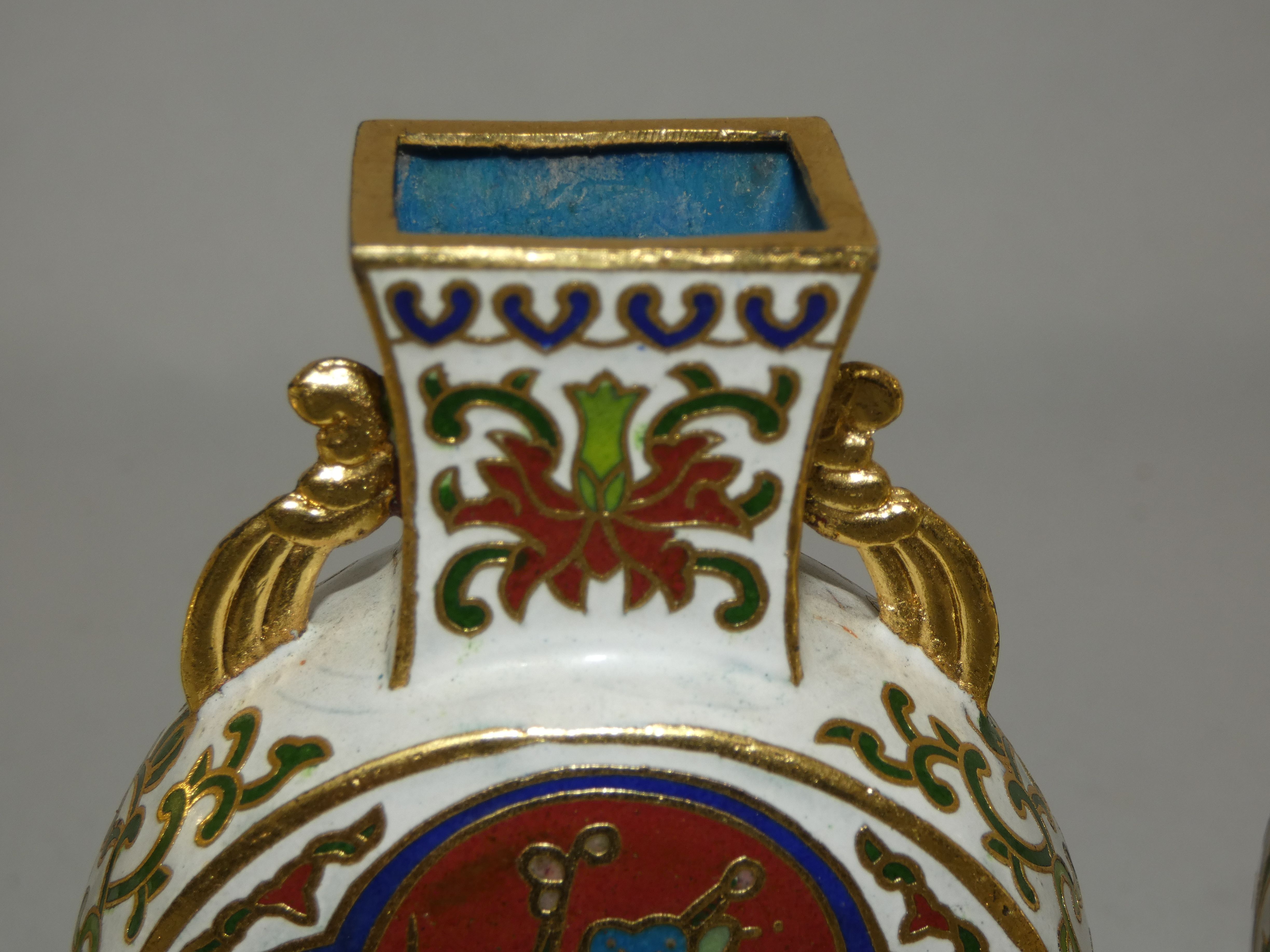 Grand coffre de rangement tibétain peint en rouge avec Kirtimukha, vers