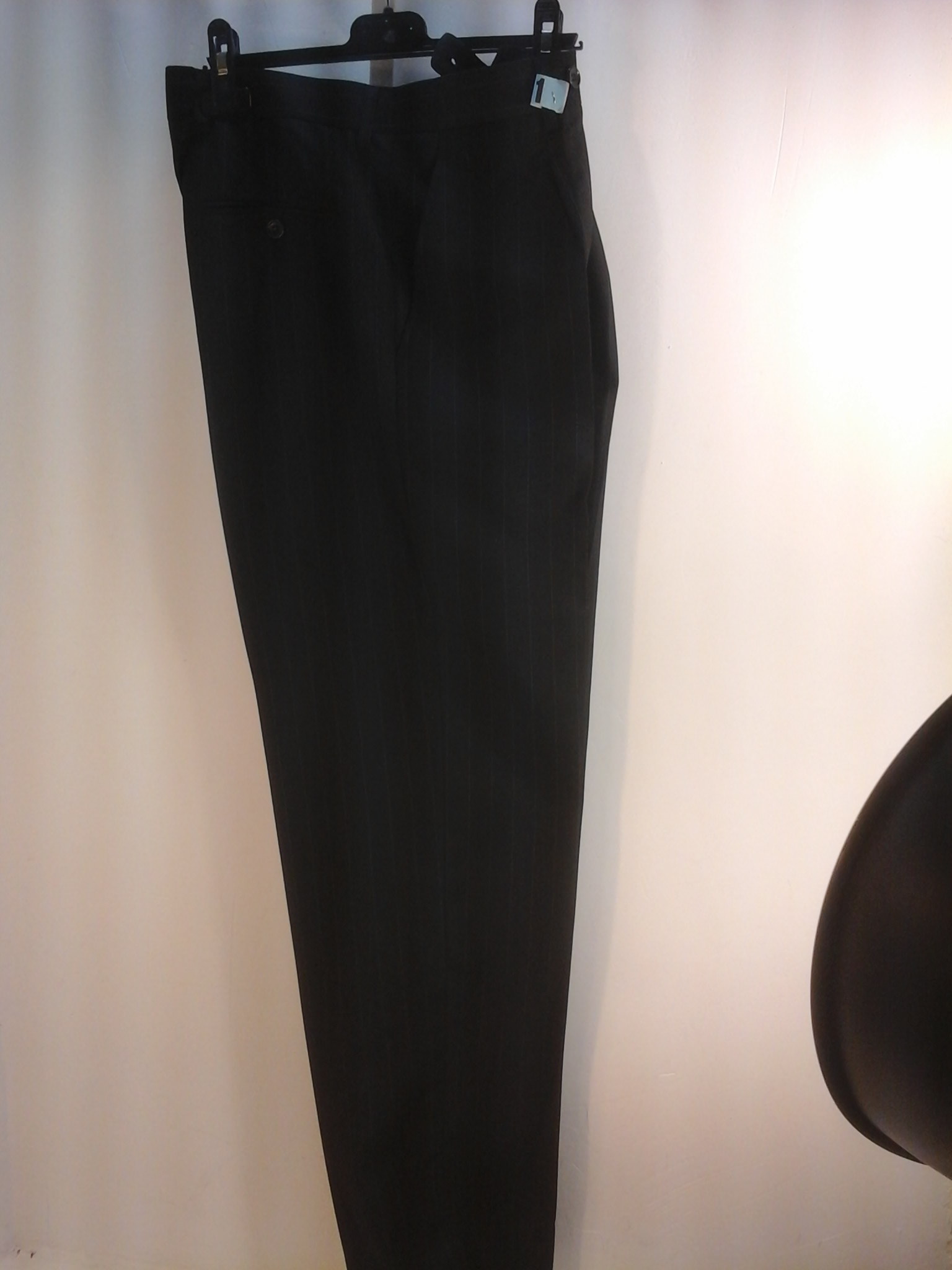 Voir photo 3 de Costume noir homme(veste+pantalon) ,Mac Douglas collection super 100's. Matière 59 % Laine,40 % Polyester,1% Elasthanne,Doublure 100% viscose,Etat neuf Costume noir homme(veste+pantalon) ,Mac Douglas collection super 100's. Matière 59 % Laine,40 % Polyester,1% Elasthanne,Doublure 100% viscose,Etat neuf Très bon état - Vue 3 -