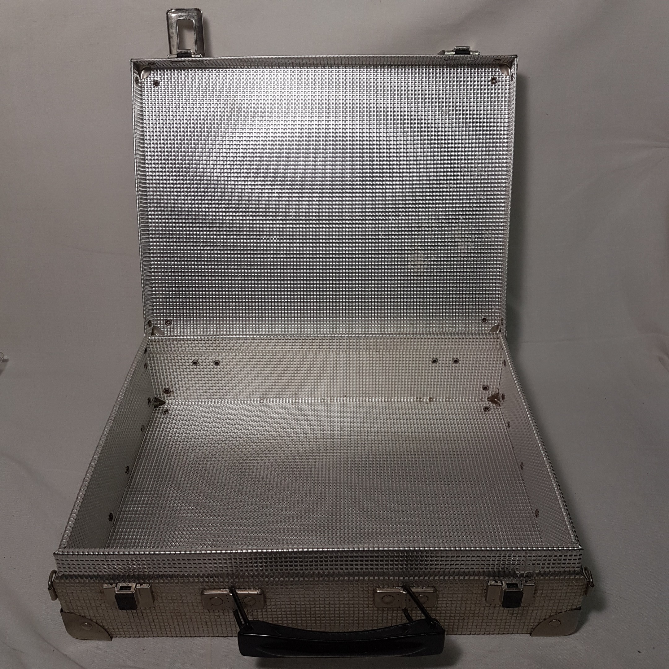 Mallette en métal 34 cm dessus à nettoyer Bon état - Vue 5 - 