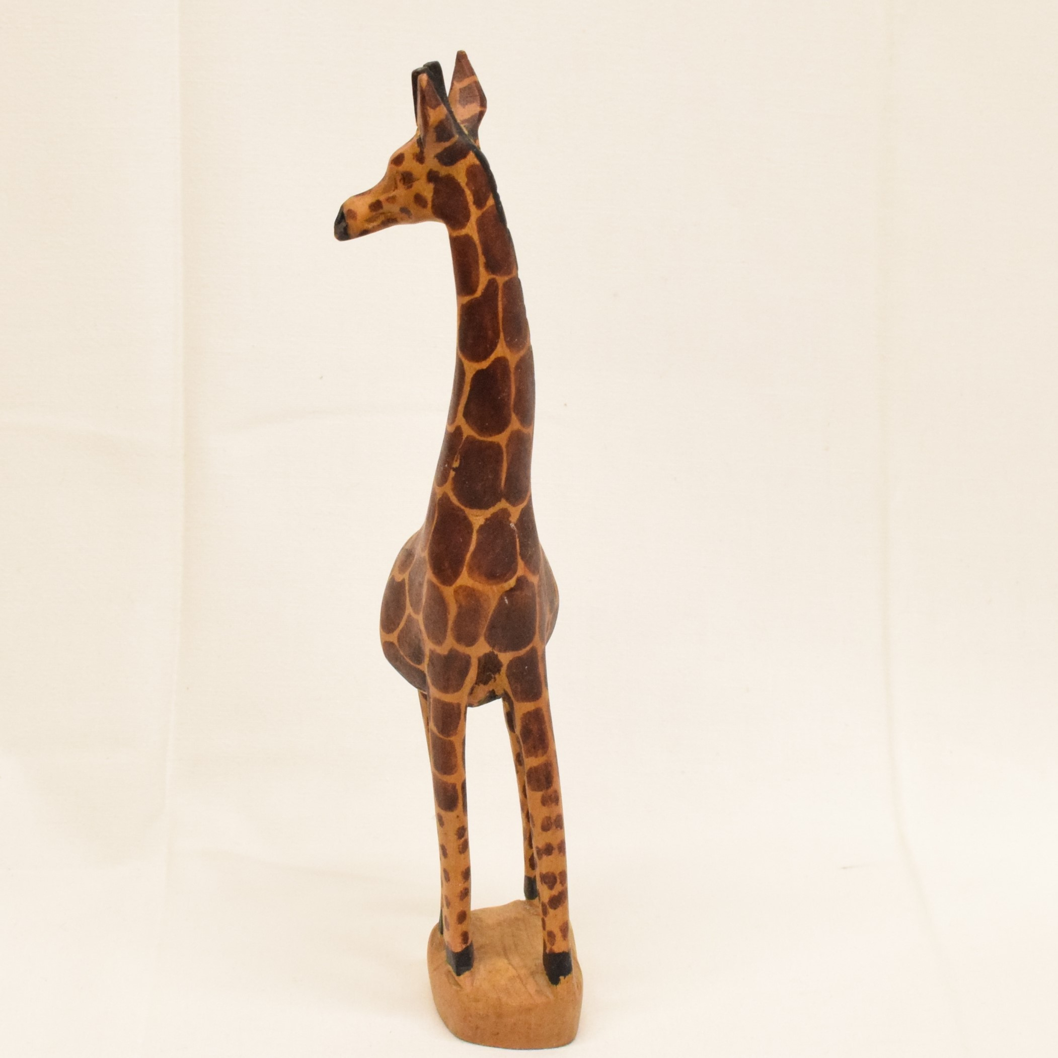 Statuette représentant une girafe en bois sculpté et peint - Photo 2