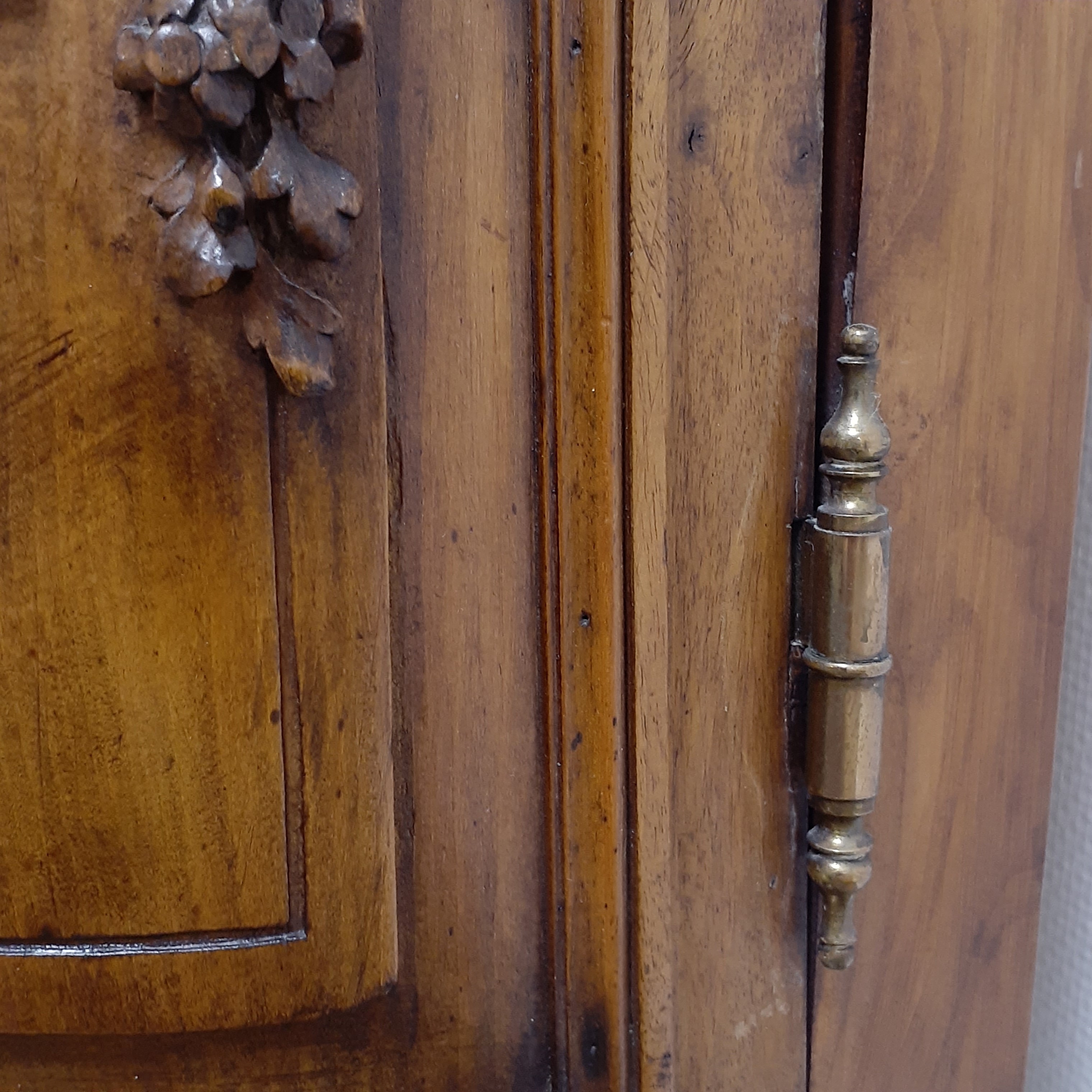 Vitrine d'angle en bois et verre biseauté avec clé - Photo 5
