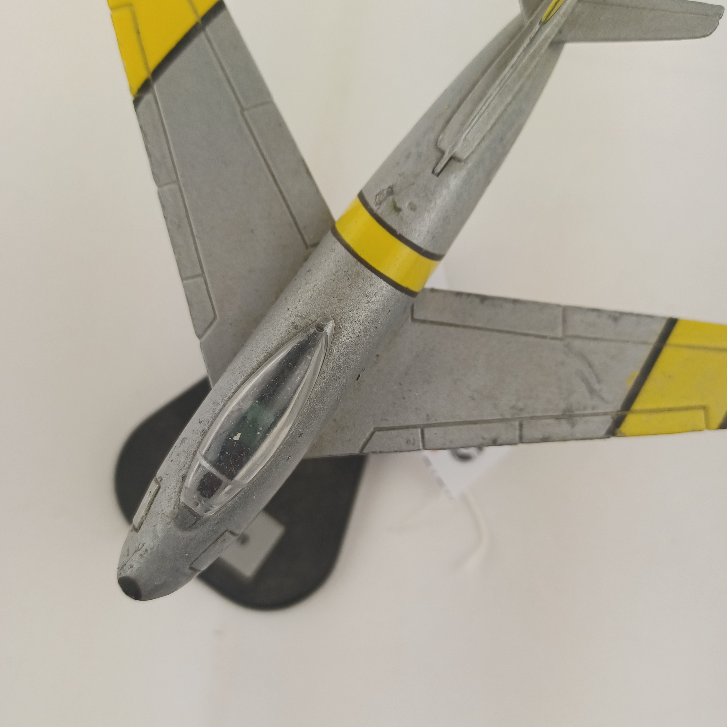 Voir photo 2 de Avion miniature F-86E Sabre Avion miniature F-86E Sabre Bon état - Vue 2 -