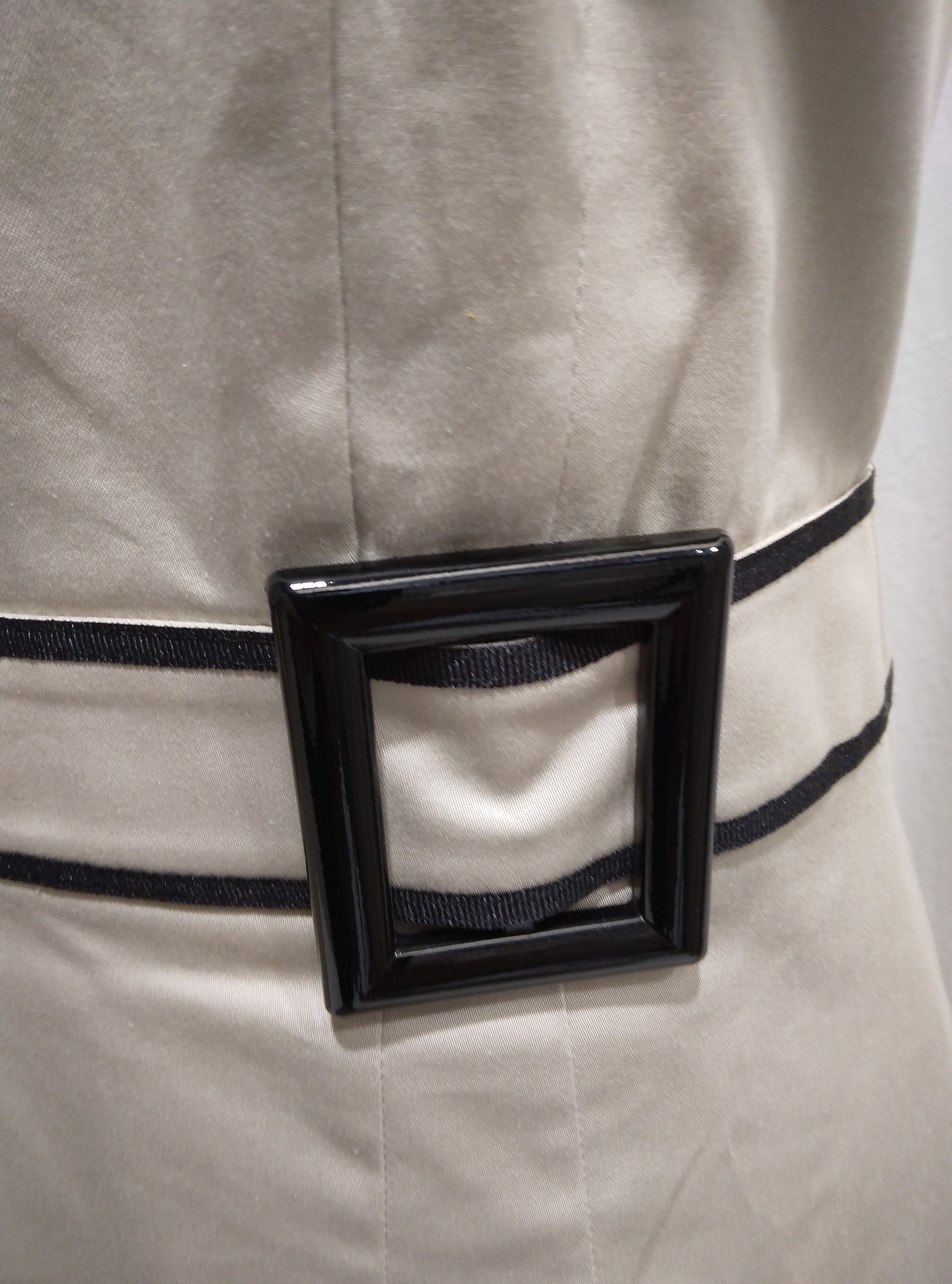 Voir photo 6 de Robe unie avec ceinture beige et bande noir intégré, Caroll - 36 Robe unie avec ceinture beige et bande noir intégré, Caroll - 36 Bon état - Vue 6 -