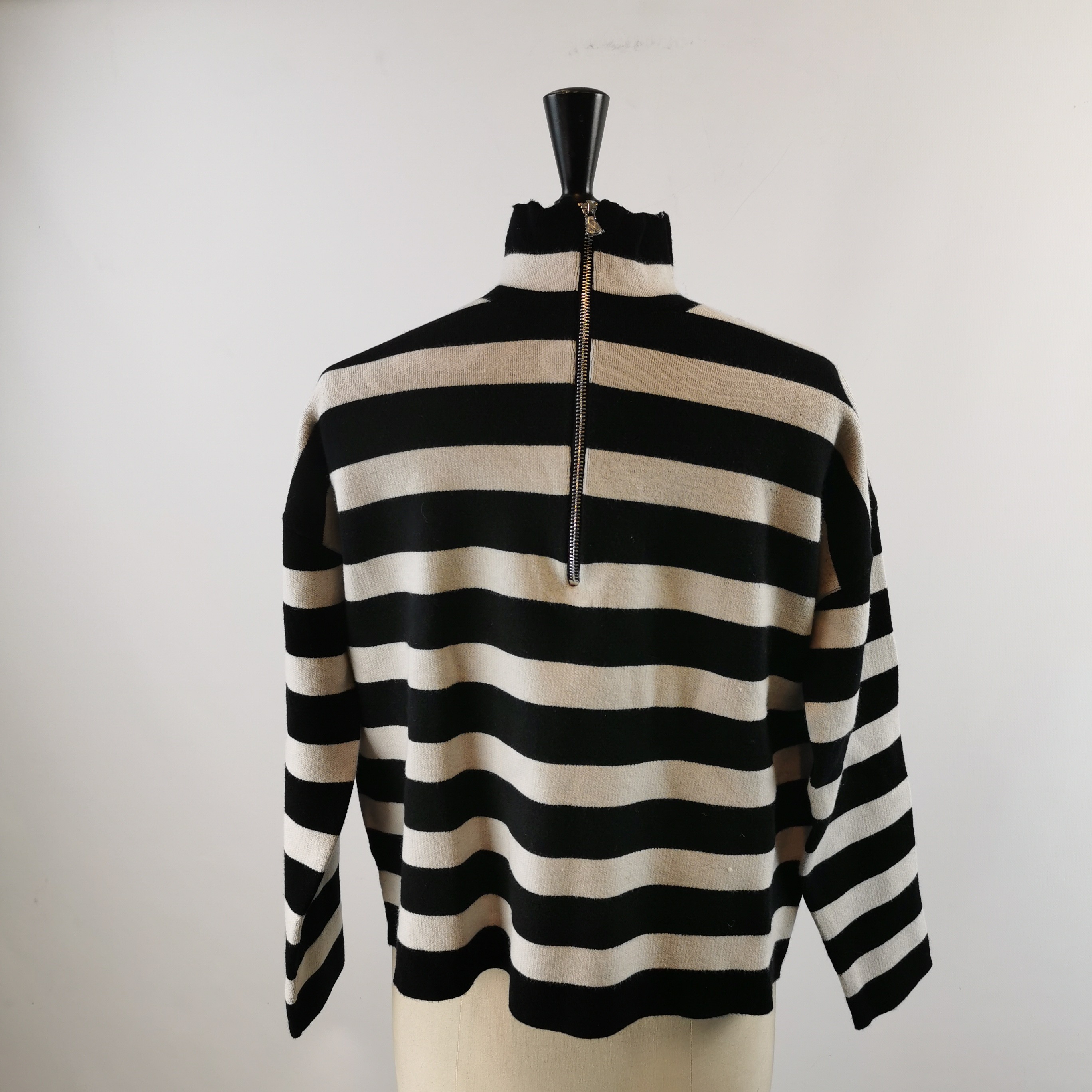Voir photo 3 de Pull Col rouler - à rayure Noir et blanc - Taille S Pull Col rouler - à rayure Noir et blanc - Taille S Comme neuf - Vue 3 -