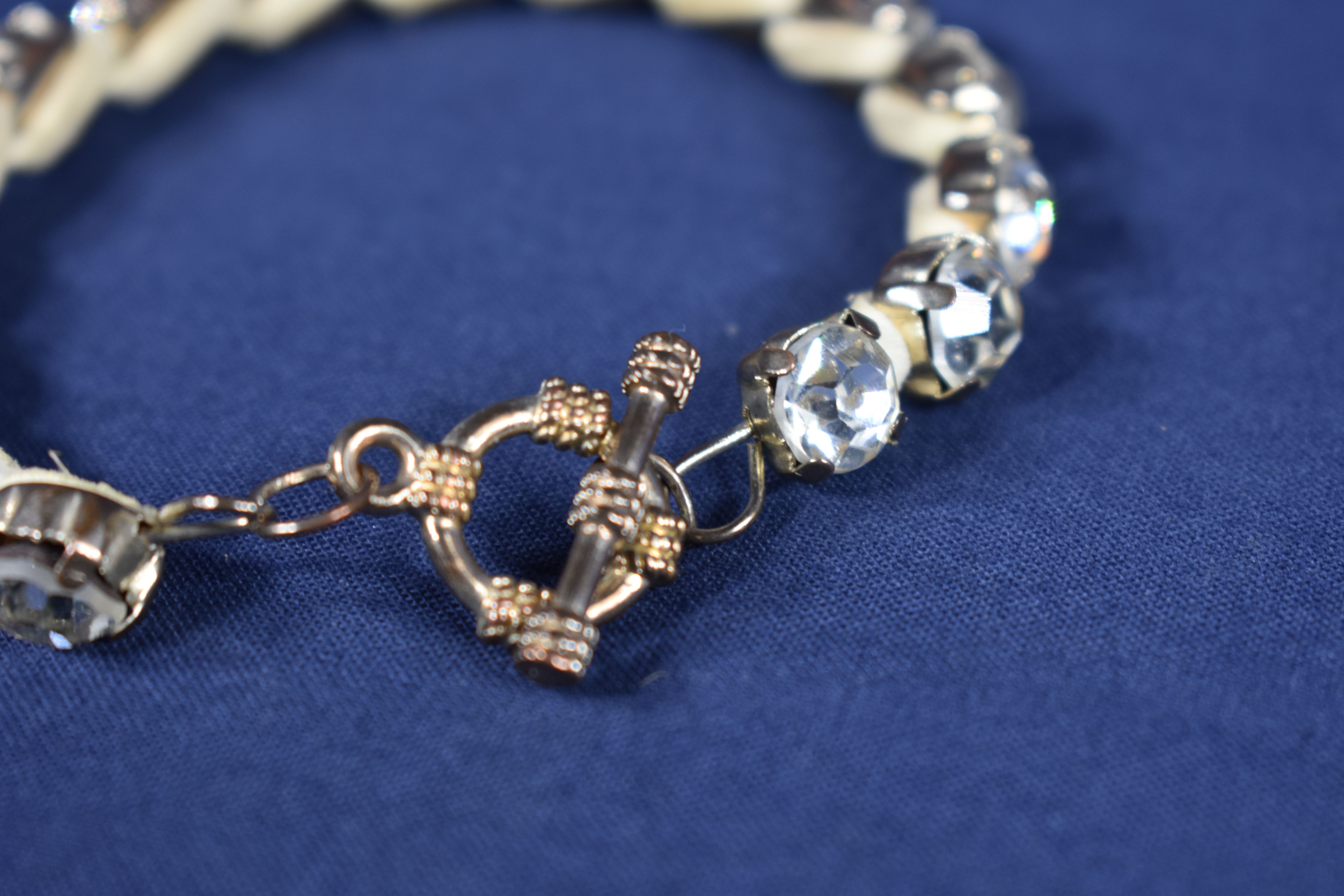 Voir photo 4 de Lot de 3 bracelets " Vintage " dont 2 " manchettes " et un strass, diamètre 7 & 8 cm. Lot de 3 bracelets " Vintage " dont 2 " manchettes " et un strass, diamètre 7 & 8 cm. Bon état - Vue 4 -