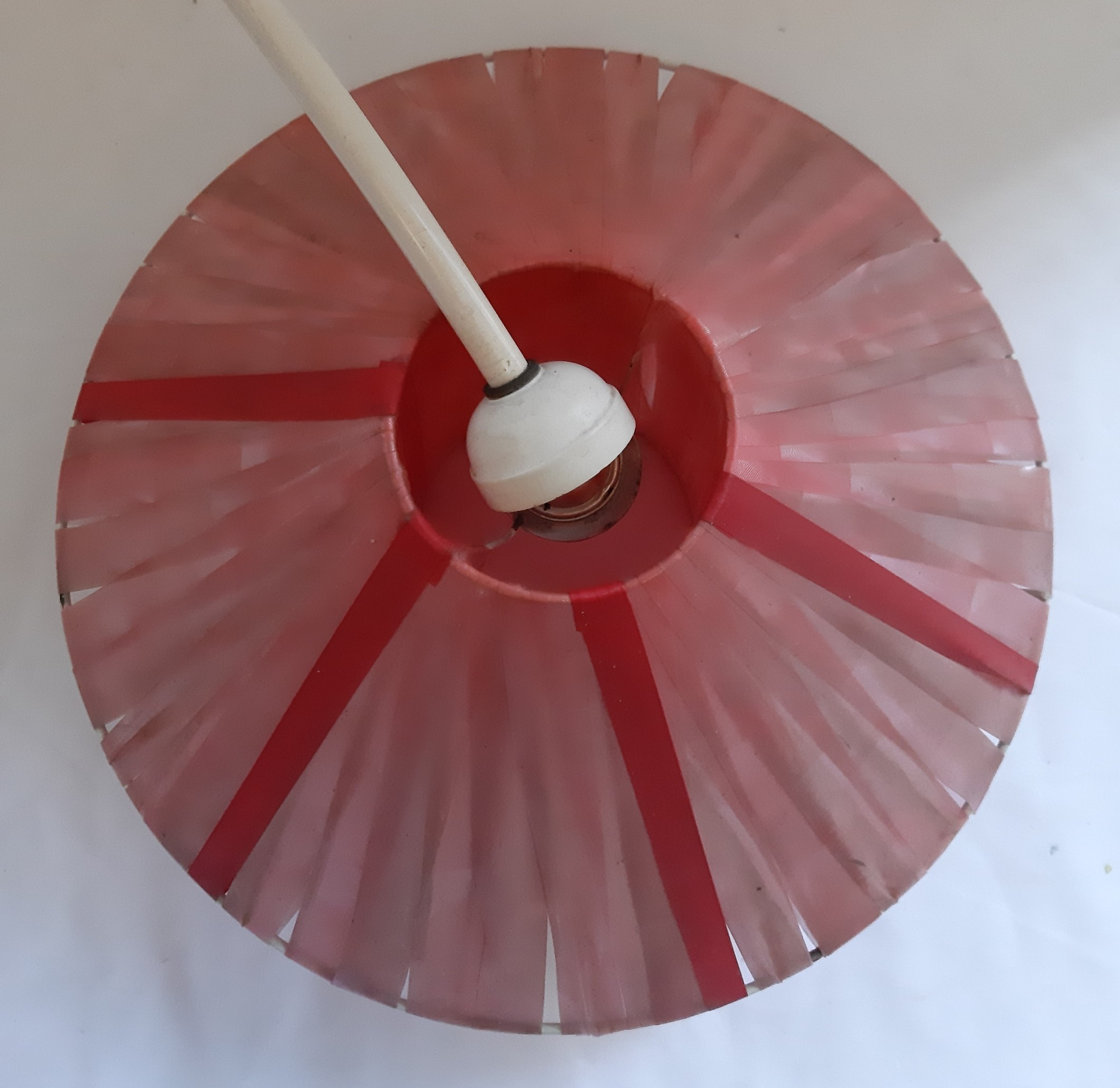 Voir photo 3 de Ancienne suspension des années 60, abat-jour Rubans colorés rose, vintage Ancienne suspension des années 60, abat-jour Rubans colorés rose, vintage - Vue 3 -
