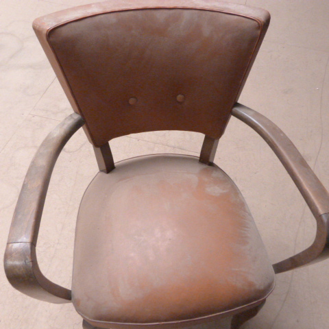  Fauteuil bridge en cuir Marron dans son Jus Hauteur 85 cm Longueur 58 cm Profondeur 49 cm État correct - Vue 3 - 