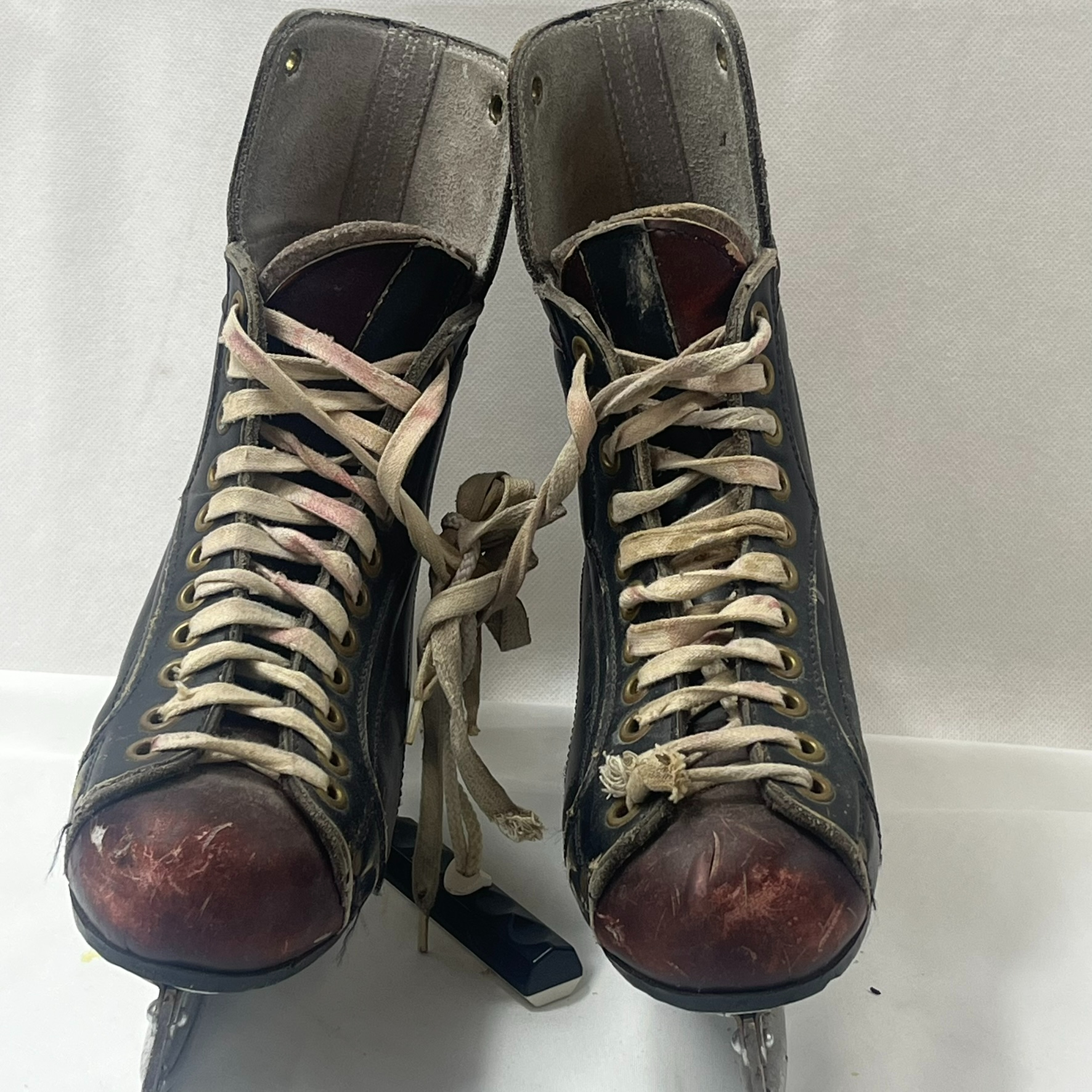 Voir photo 2 de Patins à glace professionnel vintage en cuir de la marque Hiverna longueur du pied 27 cm Patins à glace professionnel vintage en cuir de la marque Hiverna longueur du pied 27 cm État correct - Vue 2 -