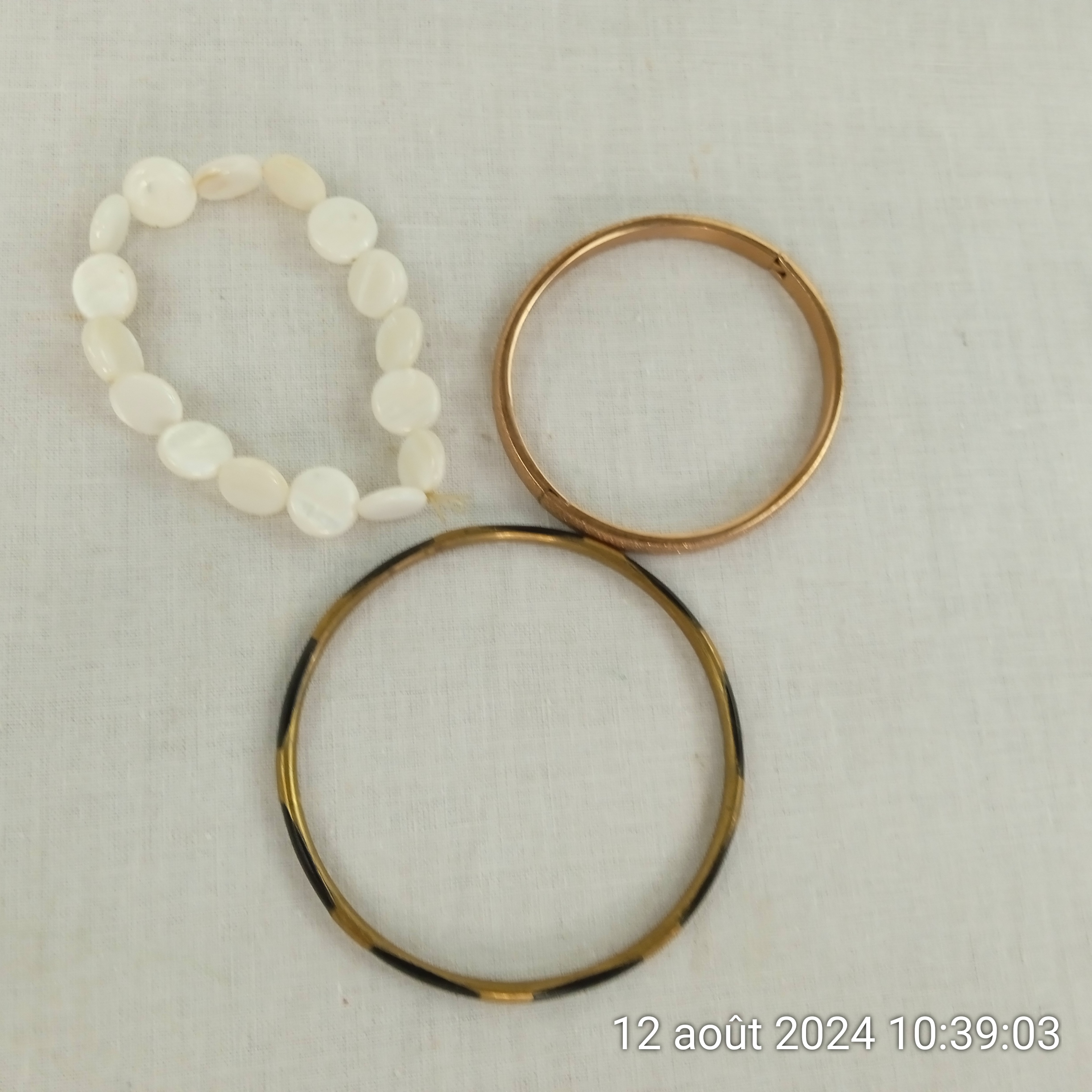 Voir photo 3 de Lot de 3 bracelets vintage en laiton nacre Lot de 3 bracelets vintage en laiton nacre Bon état - Vue 3 -