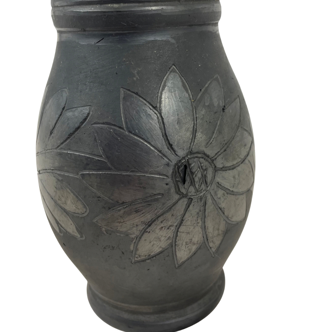 Voir photo 4 de Vase Artisanal en Céramique noire mat - Décor Floral Incisé Vase Artisanal en Céramique noire mat - Décor Floral Incisé Bon état - Vue 4 -