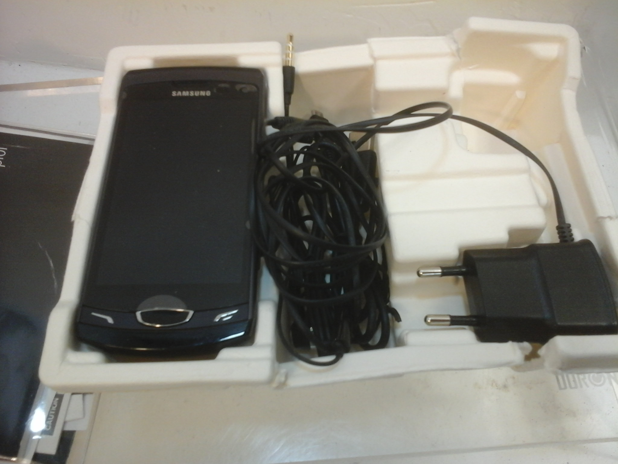 Voir photo 2 de Téléphone Samsung WAVE II S8530 Téléphone Samsung WAVE II S8530 État correct - Vue 2 -