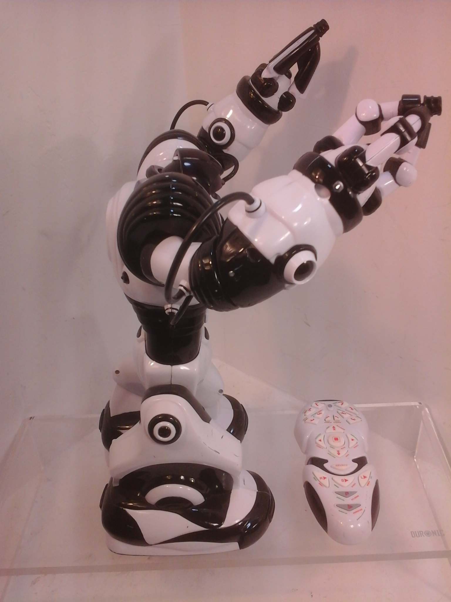 Voir photo 2 de Robot interactif noir et blanc-jouet high-tech pour enfants. Robot interactif noir et blanc-jouet high-tech pour enfants. Très bon état - Vue 2 -