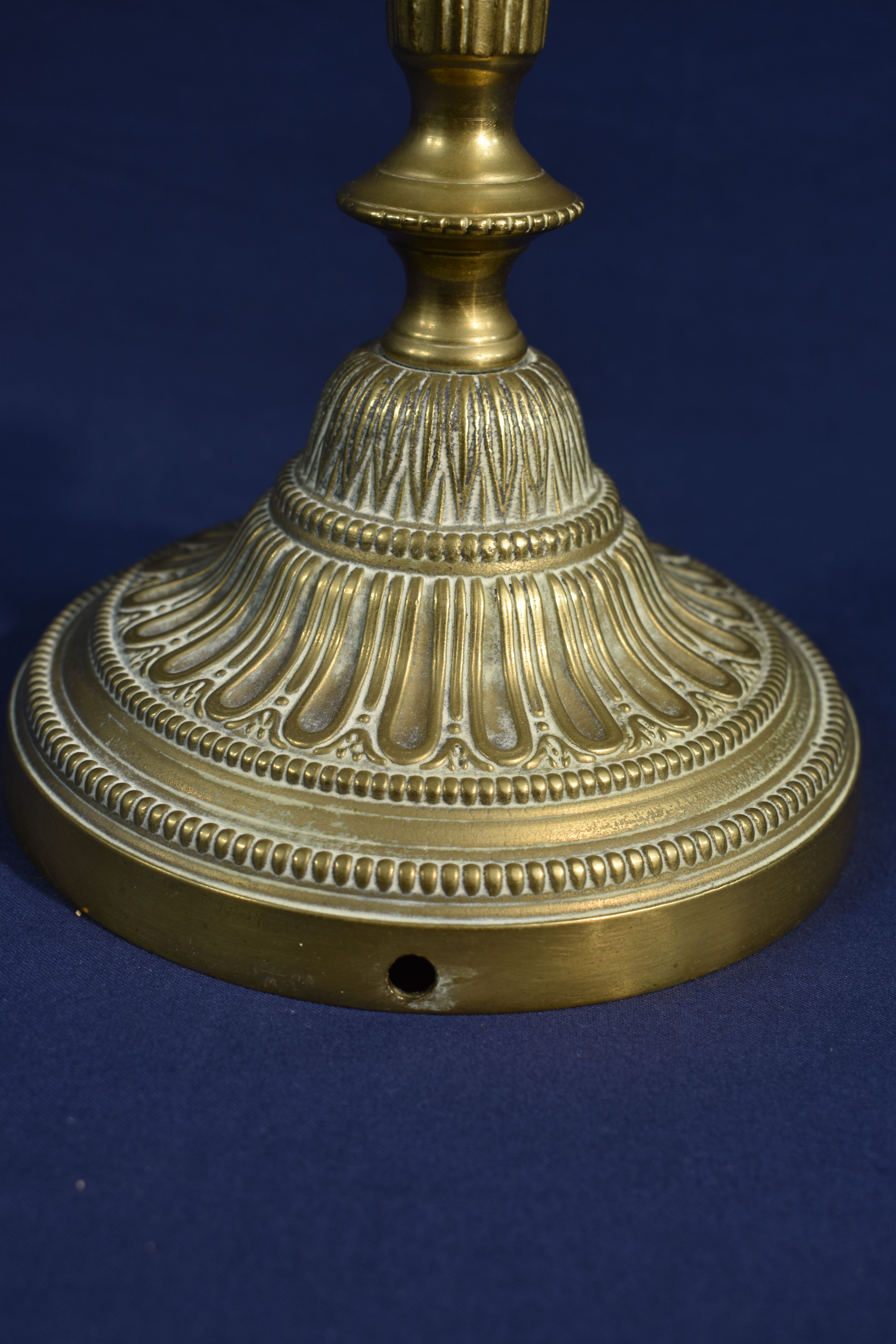 Grand bougeoir en bronze fin XIX é, équipé pour être électrifié, hauteur 28.5 et diamètre 13.5 cm. - Photo 6