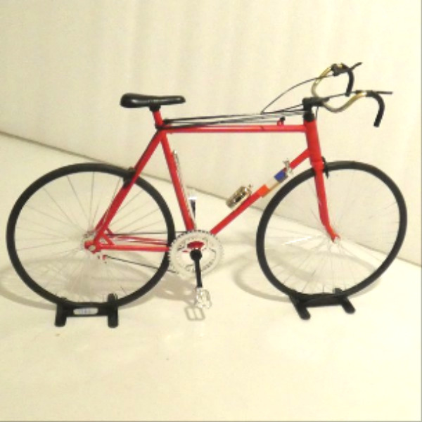 2 Mini-vélos rouge et orange Boule Or et casquette Tour de France  - Vue 4 - 