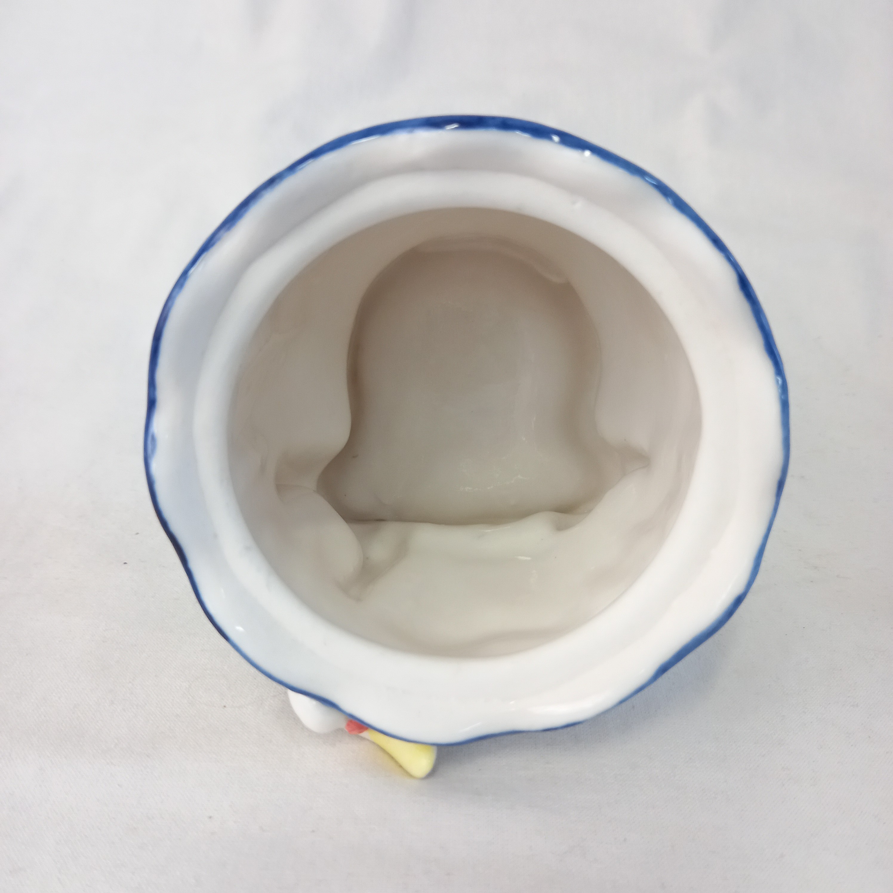 Petite bonbonnière en porcelaine décorée de cygnes et de fleurs en faux biscuit. Très bon état - Vue 6 - 