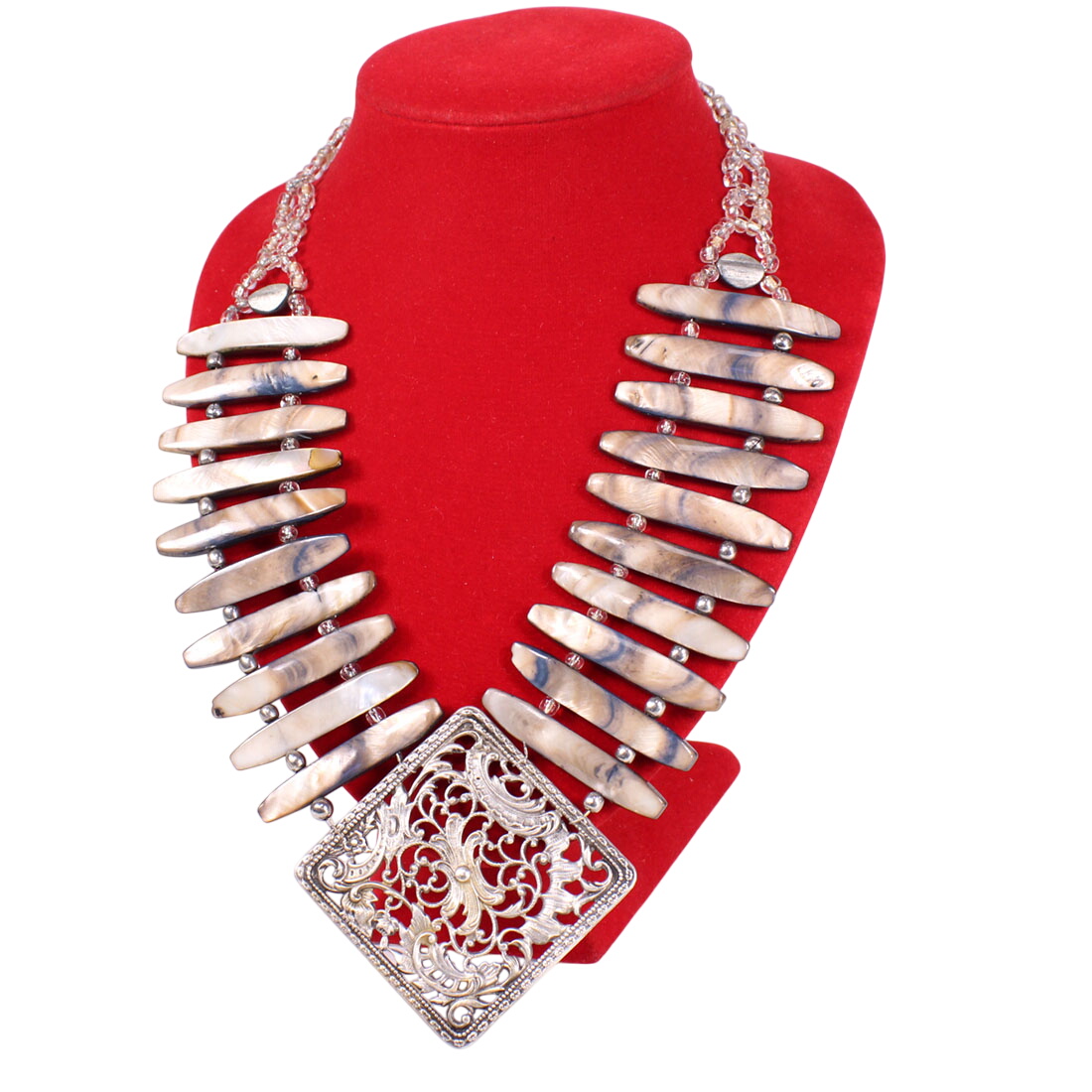 Collier plastron en nacre Bon état -  reconditionné disponible sur Label Emmaüs