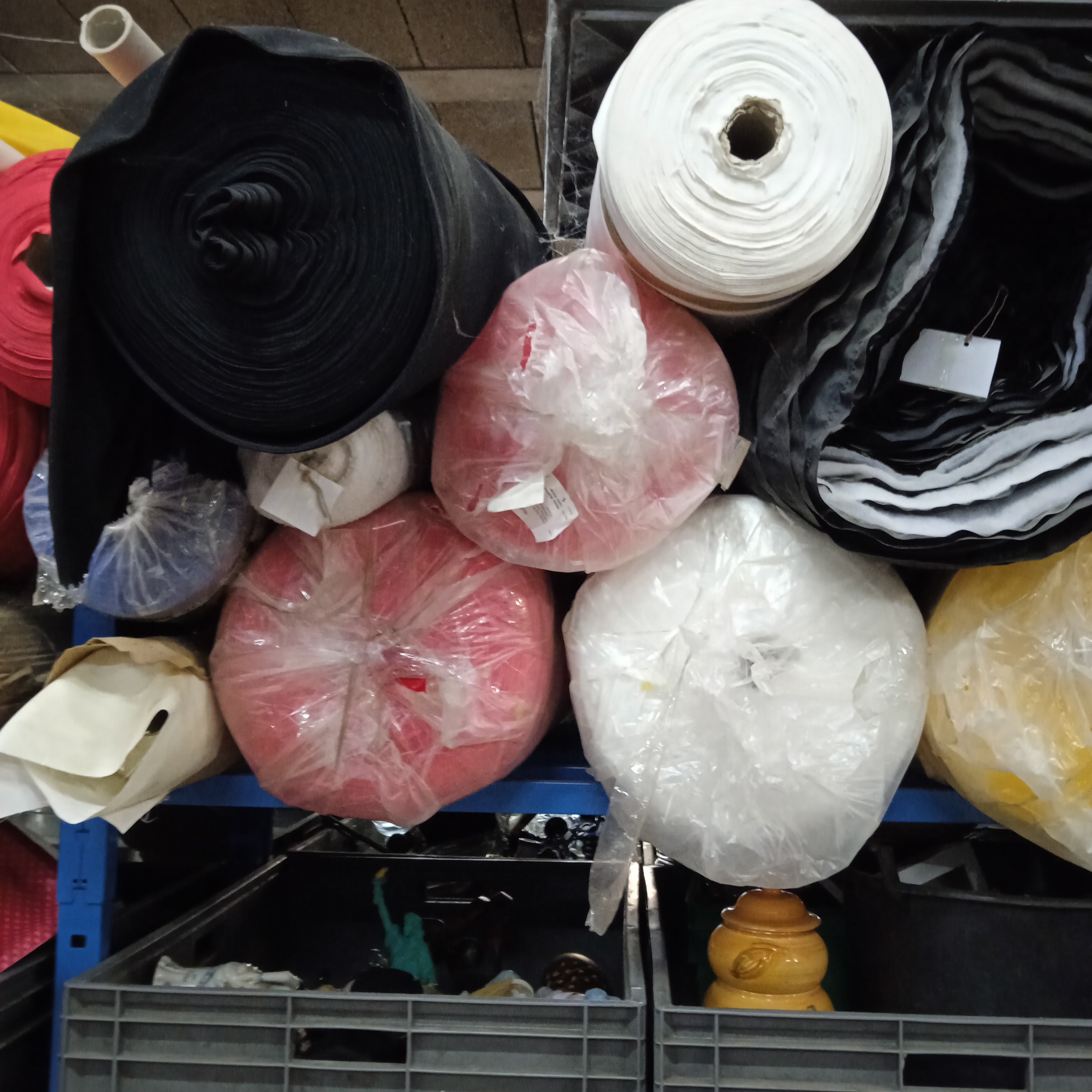 Tissu venant d'entreprise de Textile, blousons moto Lot de +20 rouleaux Bon état - Vue 4 - 