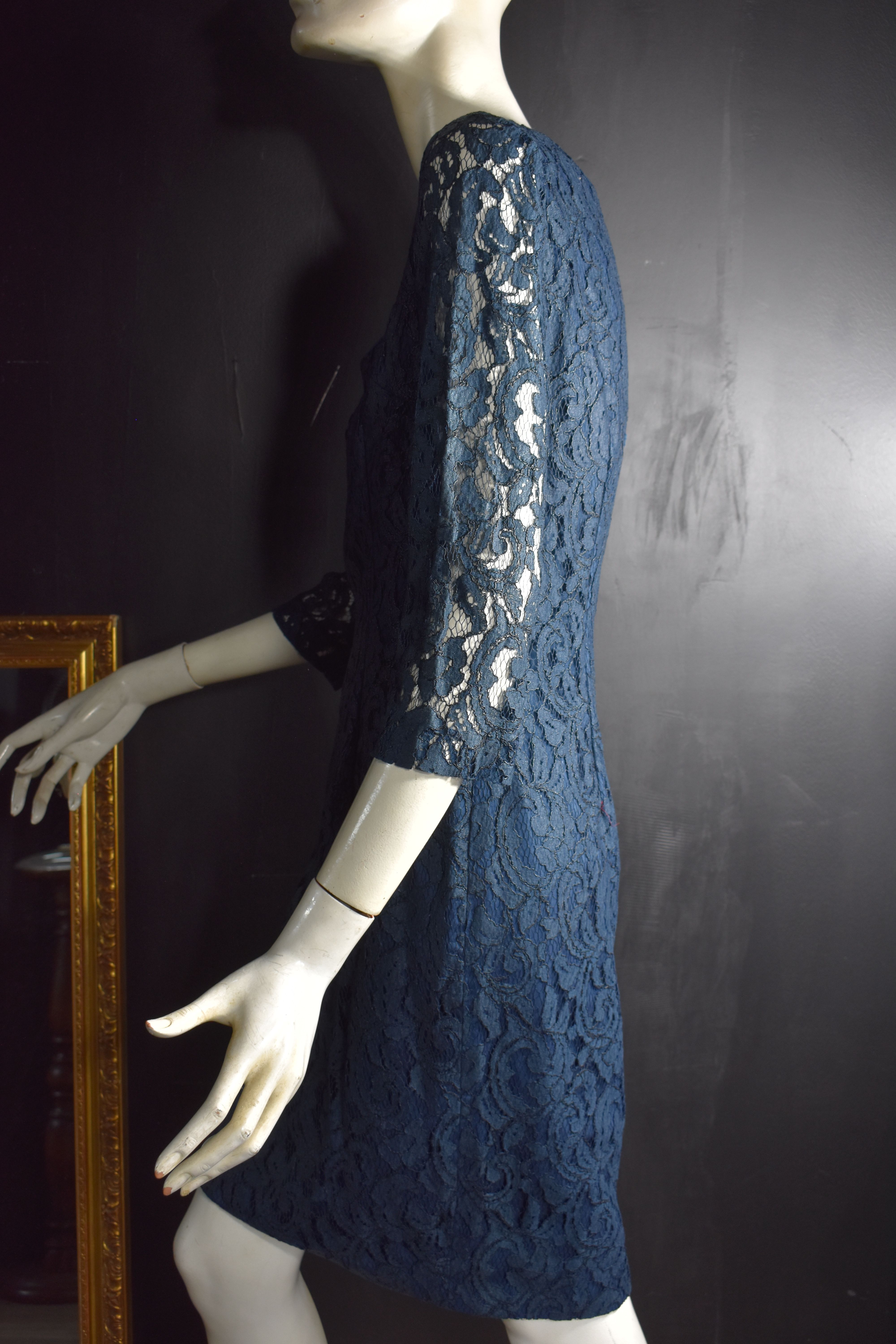 Voir photo 2 de Robe Georges RECH bleu marine en dentelle, doublure satin bleu, manches 3/4, taille 38. Robe Georges RECH bleu marine en dentelle, doublure satin bleu, manches 3/4, taille 38. Bon état - Vue 2 -