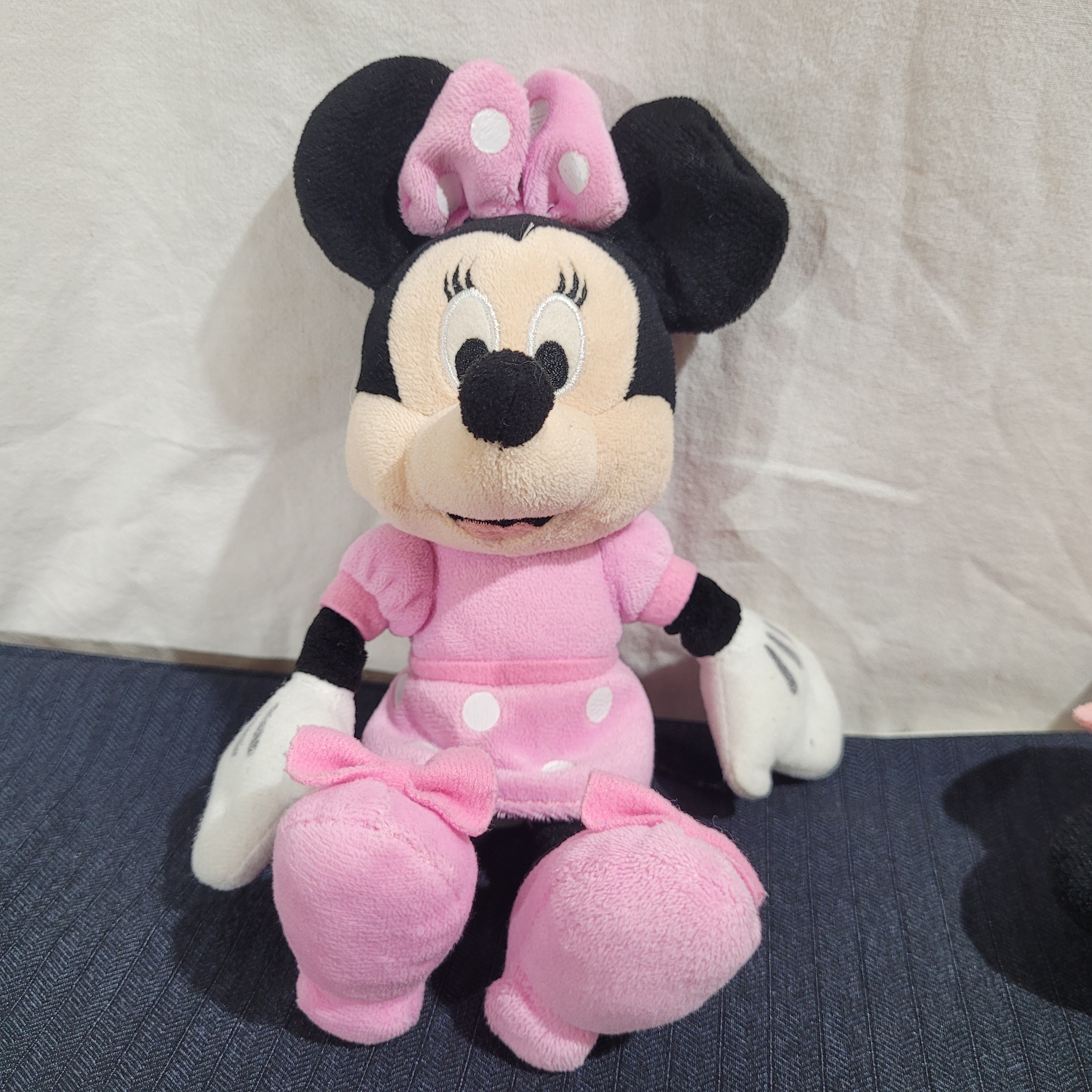 Voir photo 2 de Lot de 2 peluches officielles Minnie Mouse - Disney Lot de 2 peluches officielles Minnie Mouse - Disney Très bon état - Vue 2 -