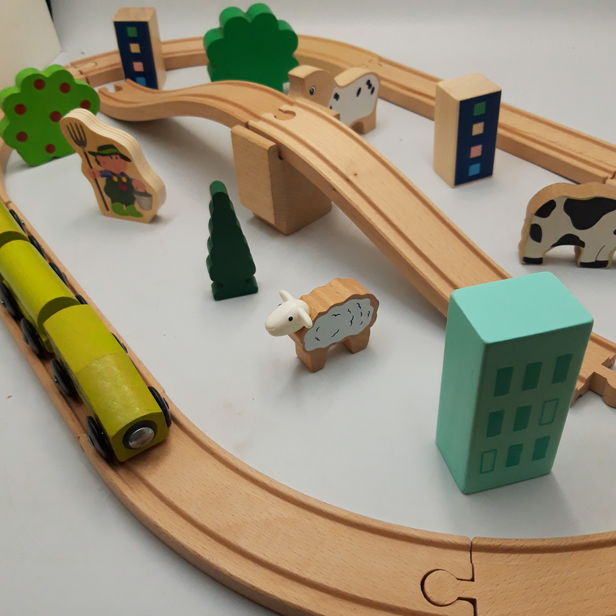 Circuit de train en bois Ikea Bon état - Vue 3 - 