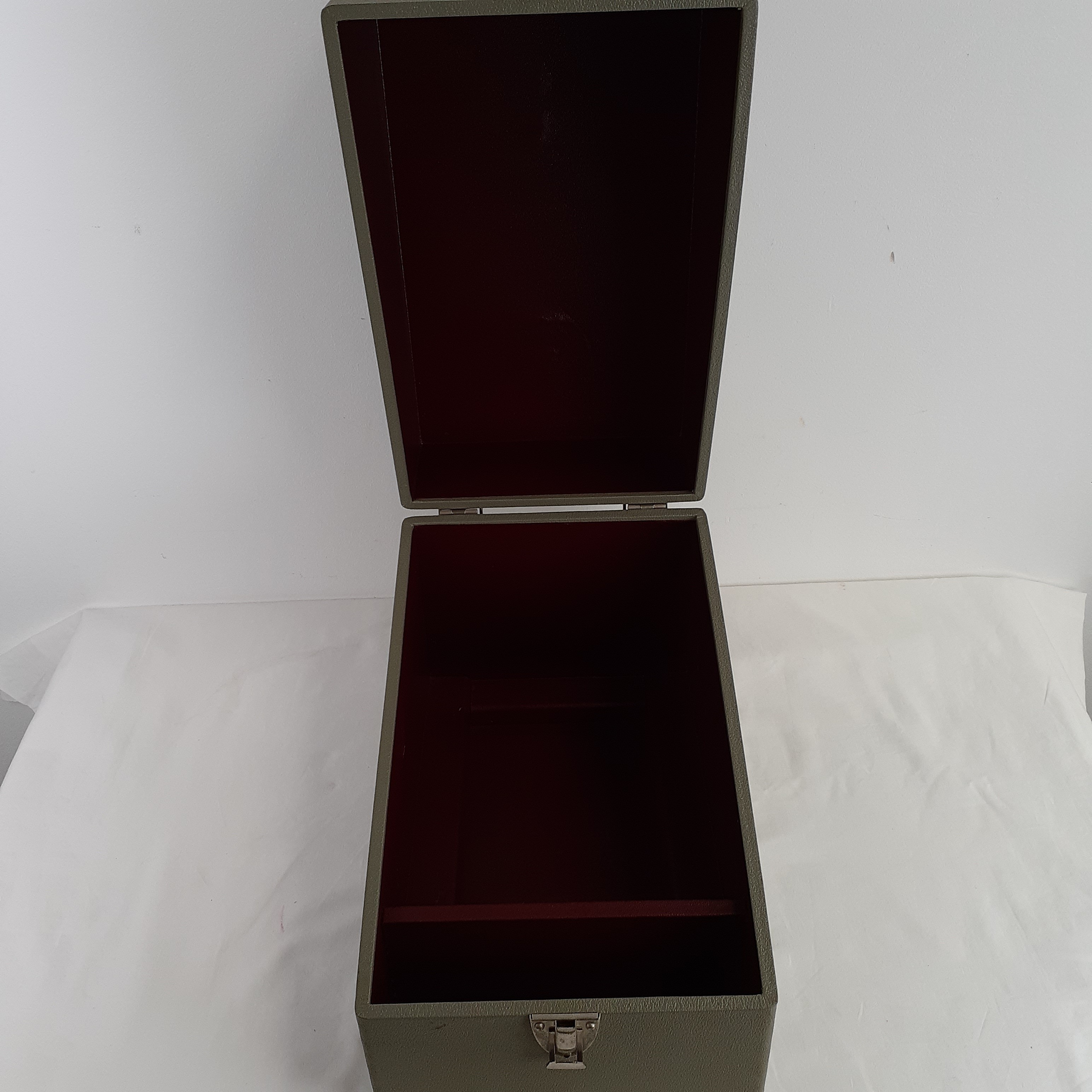 Voir photo 3 de Valise projecteur film - Euming P8 - boite de rangement Valise projecteur film - Euming P8 - boite de rangement Bon état - Vue 3 -