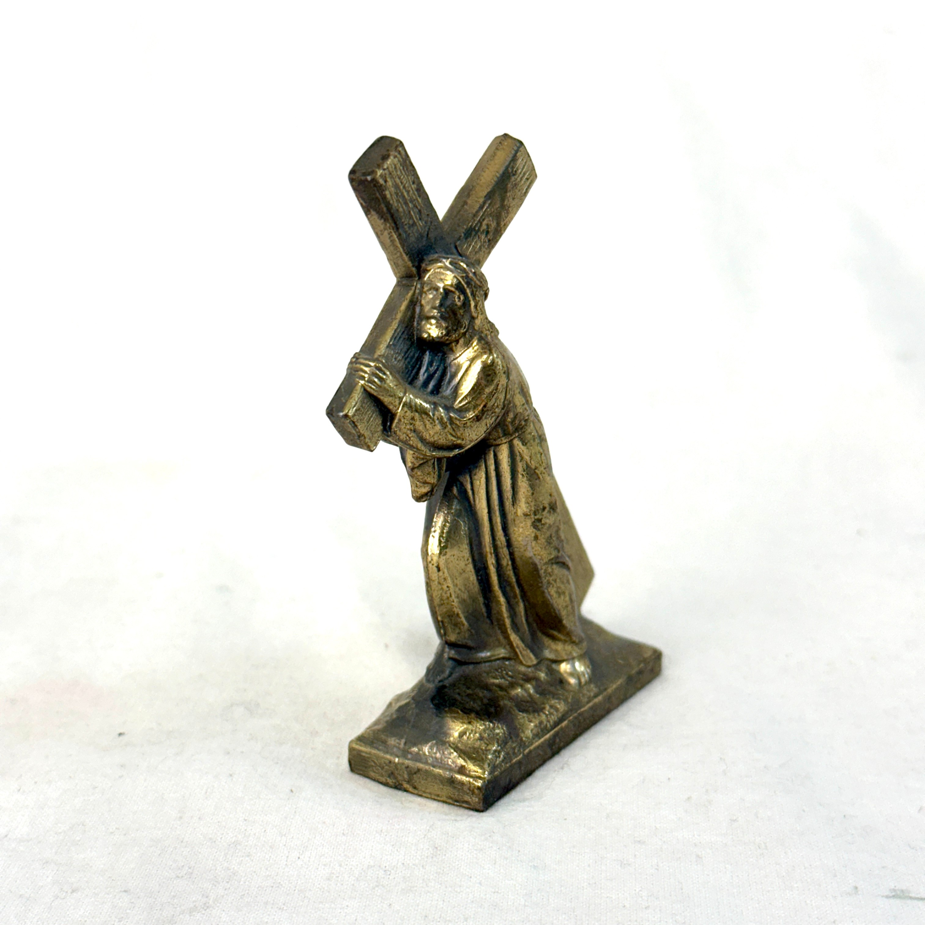 Statuette de jésus portant sa croix - Label Emmaüs
