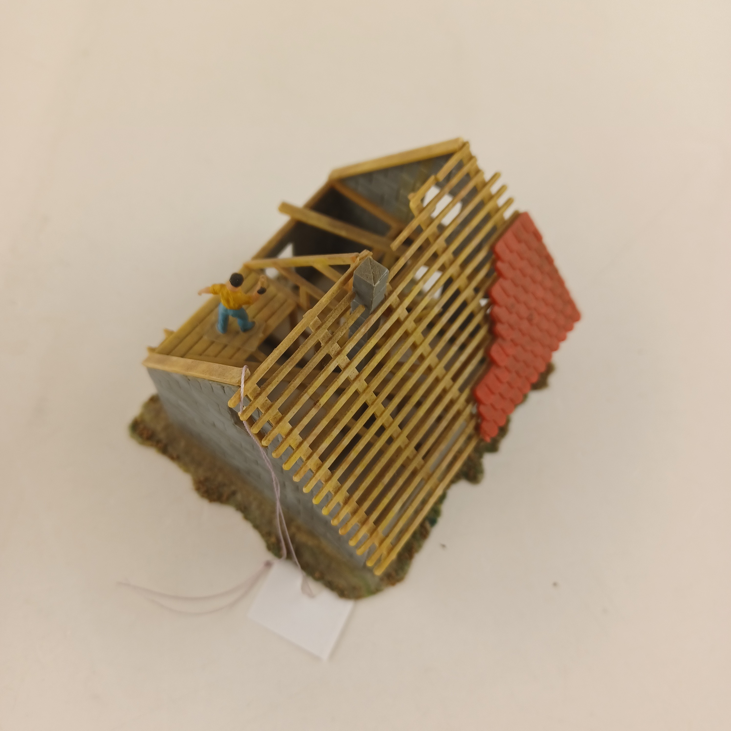 Voir photo 5 de Maquette de modélisme d'une maison en construction de 8x8x6 cm Maquette de modélisme d'une maison en construction de 8x8x6 cm Très bon état - Vue 5 -