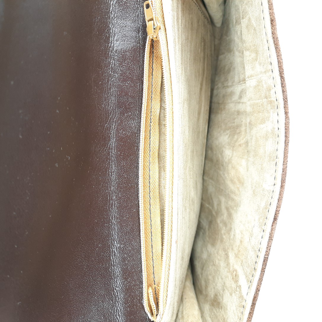 Sac pochette à bandoulière en cuir retourné Bon état - Vue 3 - 