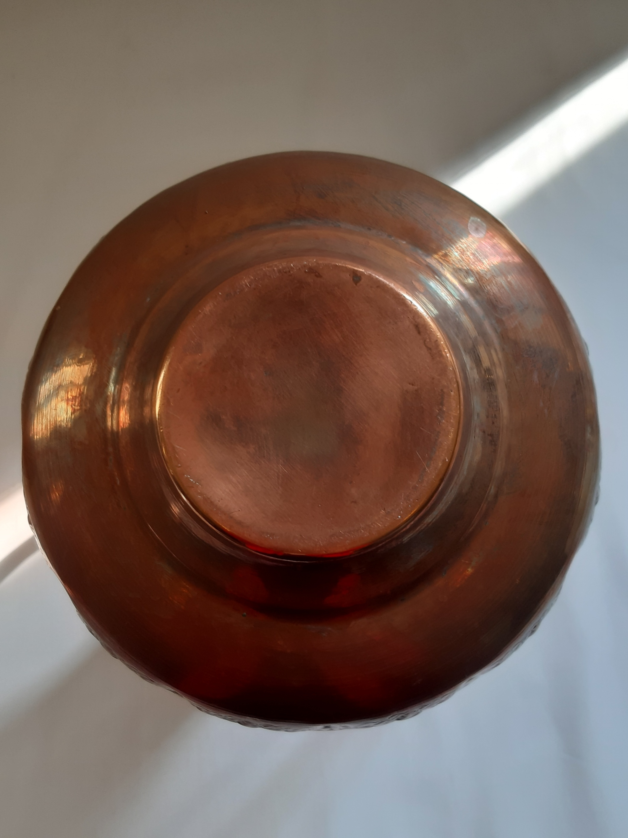 Vase amphore en cuivre gravé, décor floral, vintage  - Photo 4