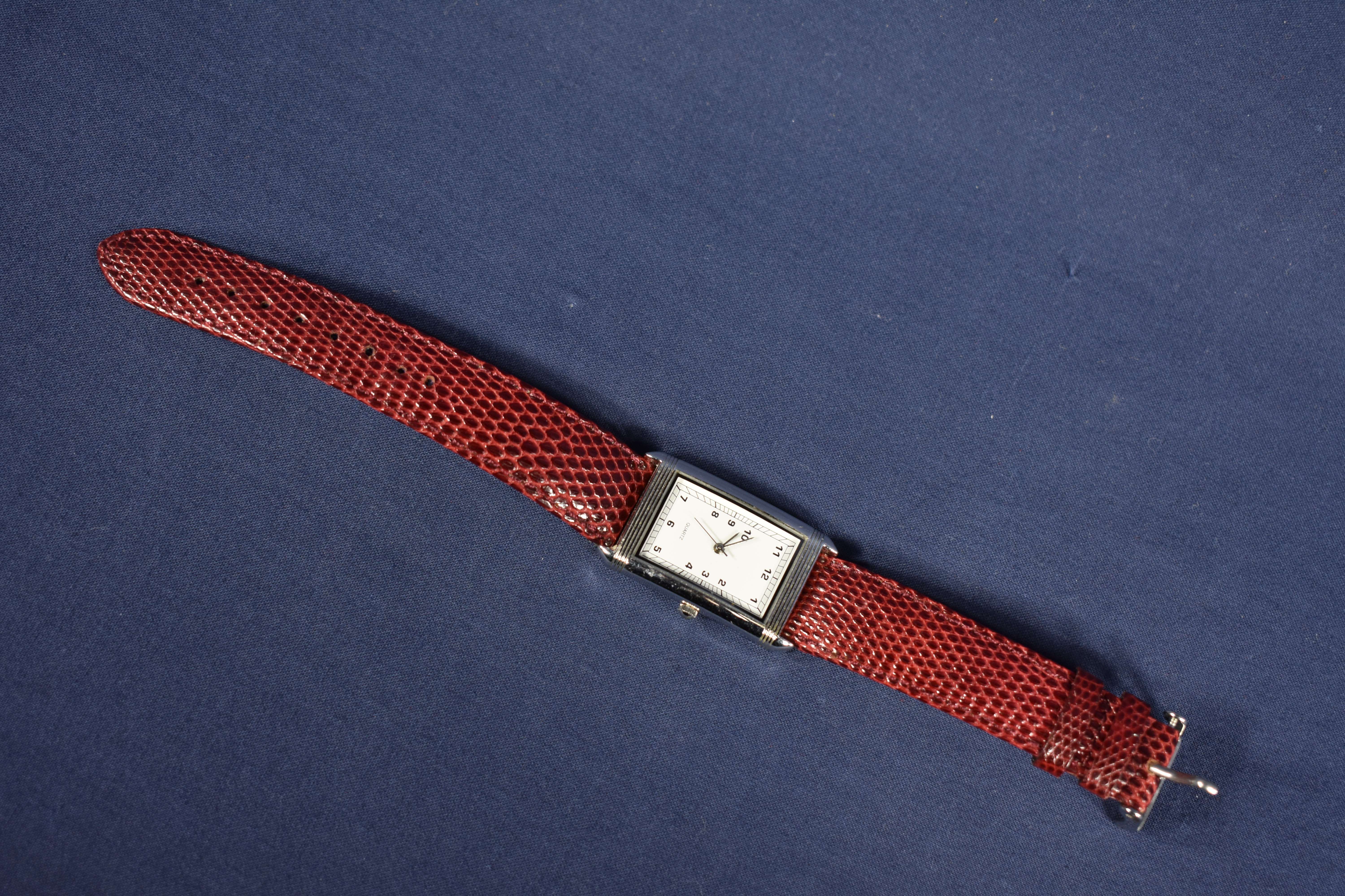 Montre à quartz en très bon état, bracelet neuf en lézard et pile neuve. - Photo 7