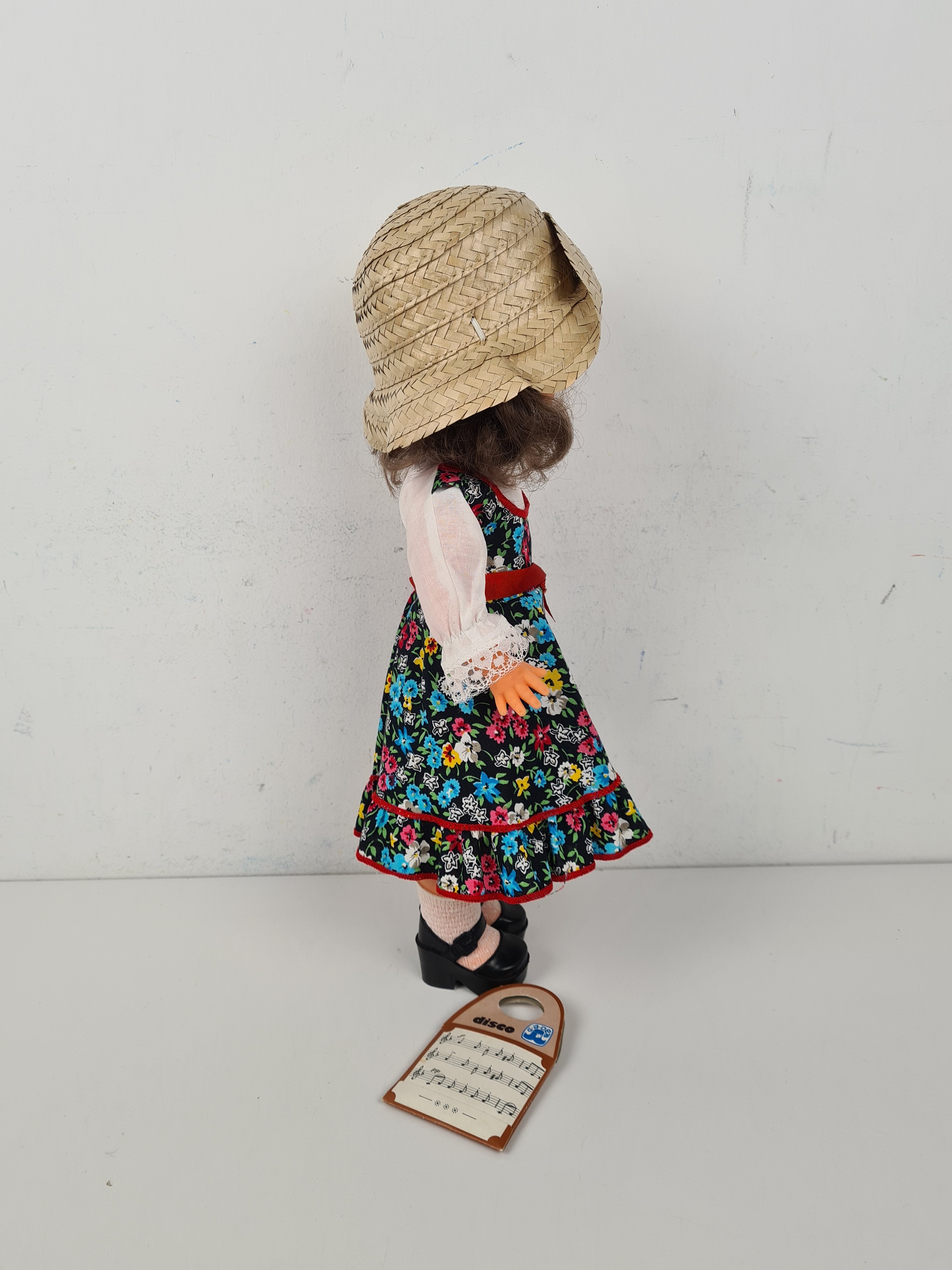 Voir photo 3 de Poupée Vintage - MINIFON Italy Patent + 2 disc robe fleuré chapeau en pille - 44 cm Poupée Vintage - MINIFON Italy Patent + 2 disc robe fleuré chapeau en pille - 44 cm Bon état - Vue 3 -