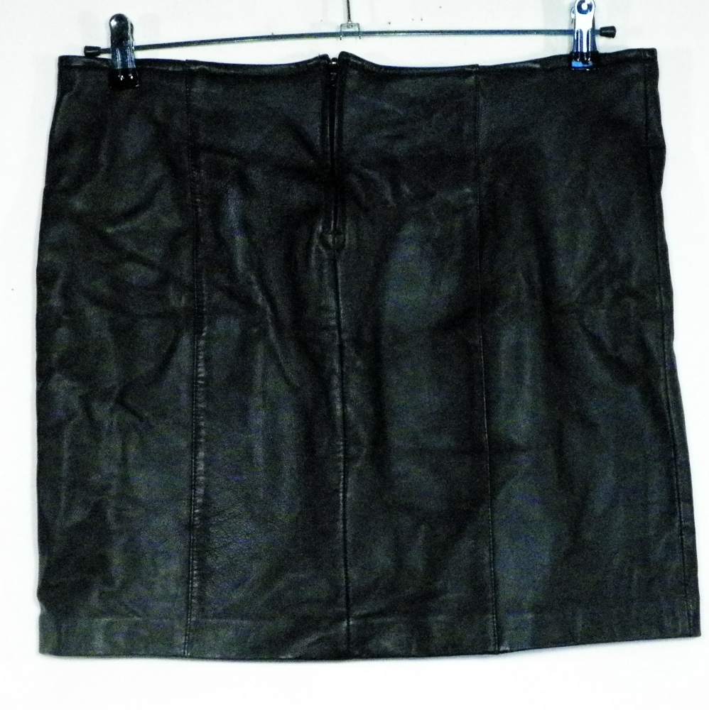 Jupe Noire Taille Estimée 42.  -  reconditionné disponible sur Label Emmaüs