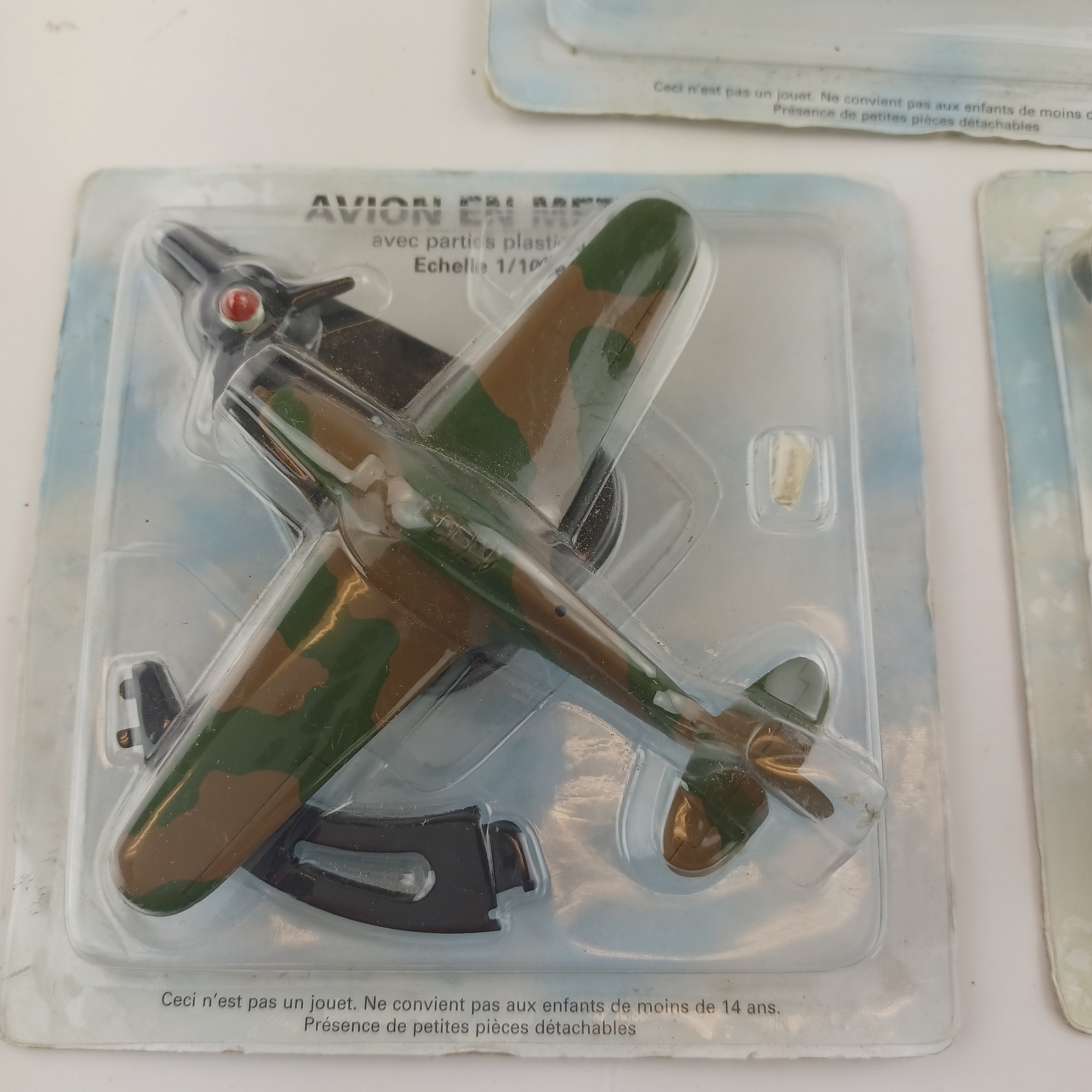 Lot d'avions en métal avec parties en plastique, F6F-5 Hellcat; Hawker Typhoon; Hurricane MK1, échelle 1/100e Comme neuf - Vue 4 - 