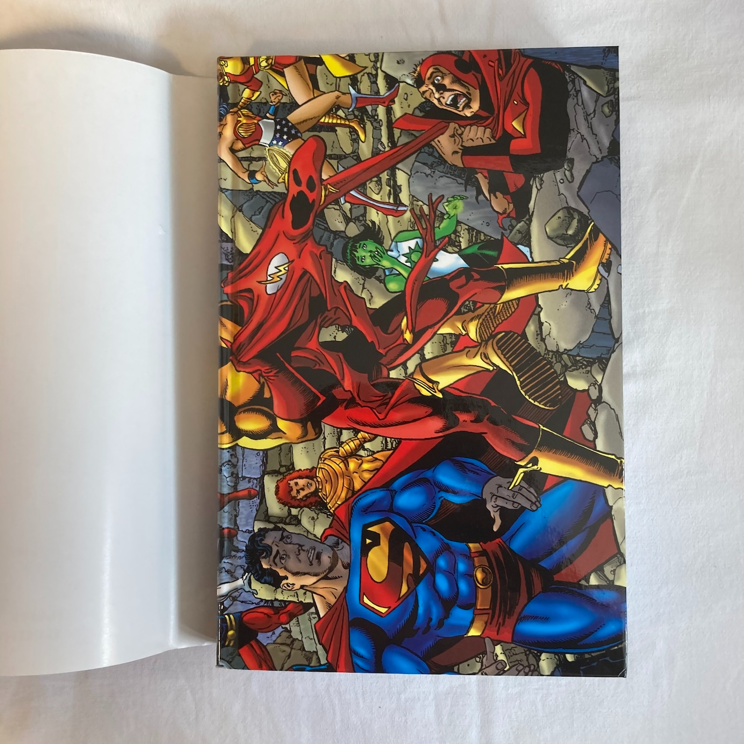 Crisis on Infinite Earths (Deluxe Edition) - Photo 1