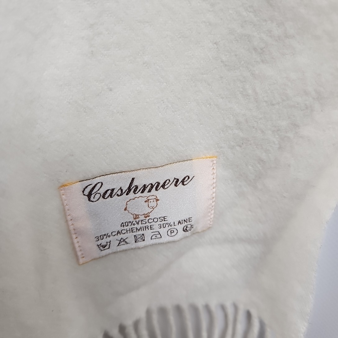 Voir photo 3 de Accessoire - Echarpe écru en cashmere/ laine/ viscose Accessoire - Echarpe écru en cashmere/ laine/ viscose Bon état - Vue 3 -