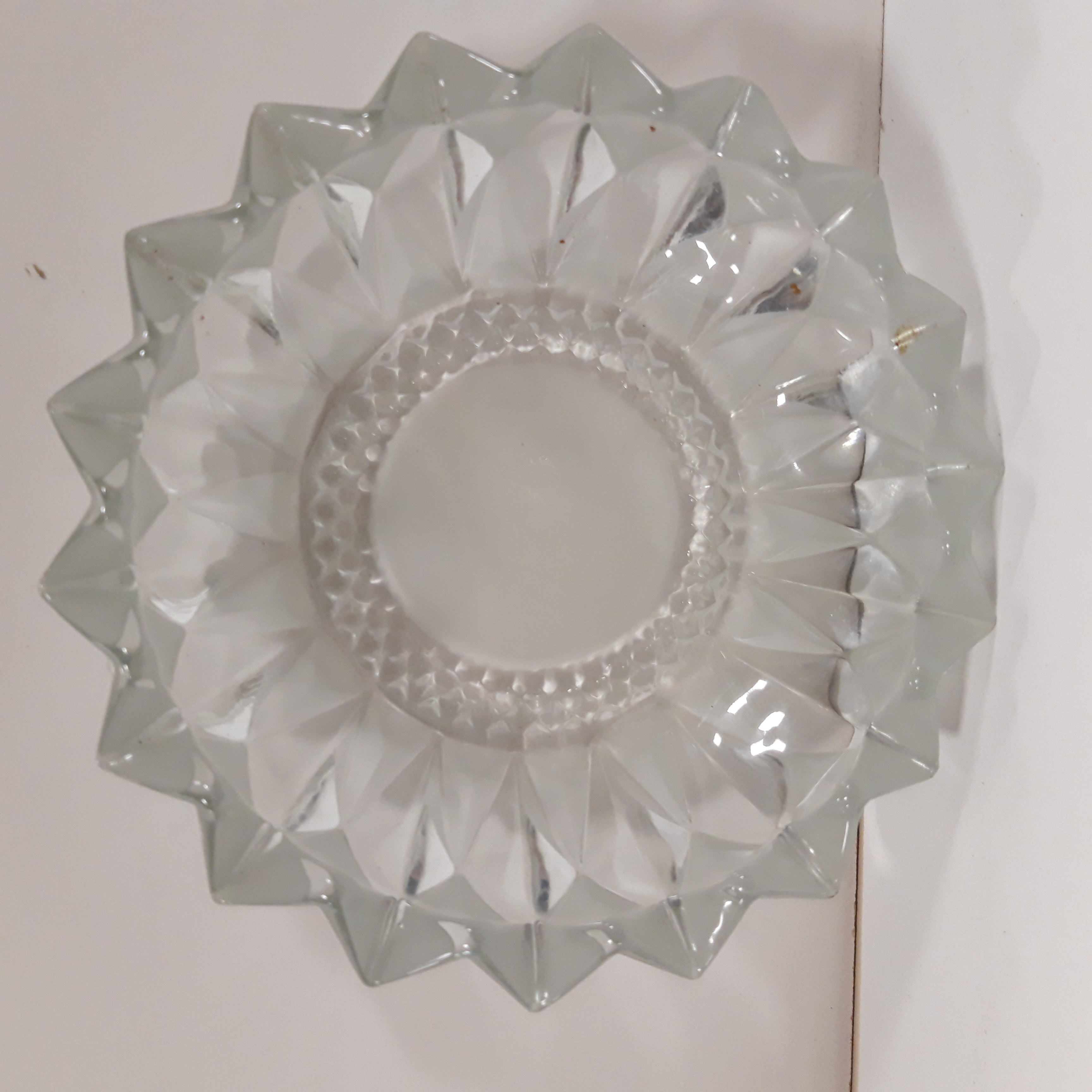 Voir photo 2 de Cendrier cristal opaque et transparent, joliment ciselé Cendrier cristal opaque et transparent, joliment ciselé Très bon état - Vue 2 -